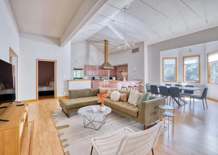 Stay Portland Collection - Urban Rose Residence - Downtown & Ohsu Proximity!