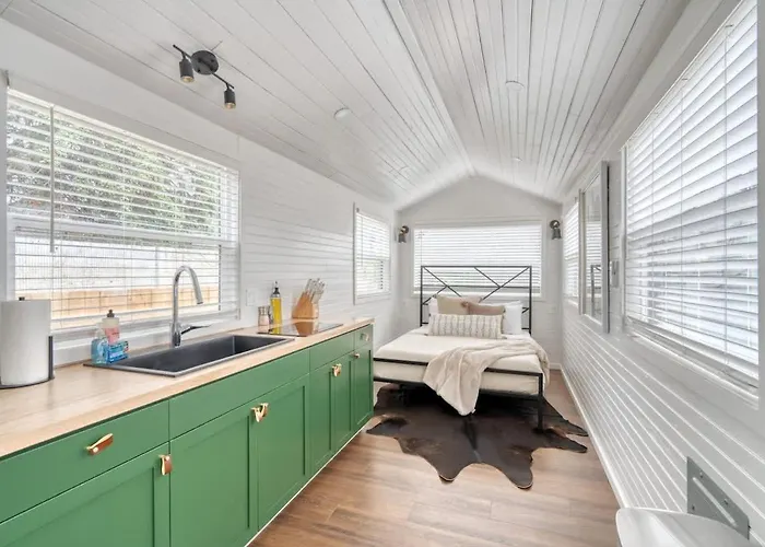 Stay Portland - Noir-Emerald Modern Tinylux In Portland