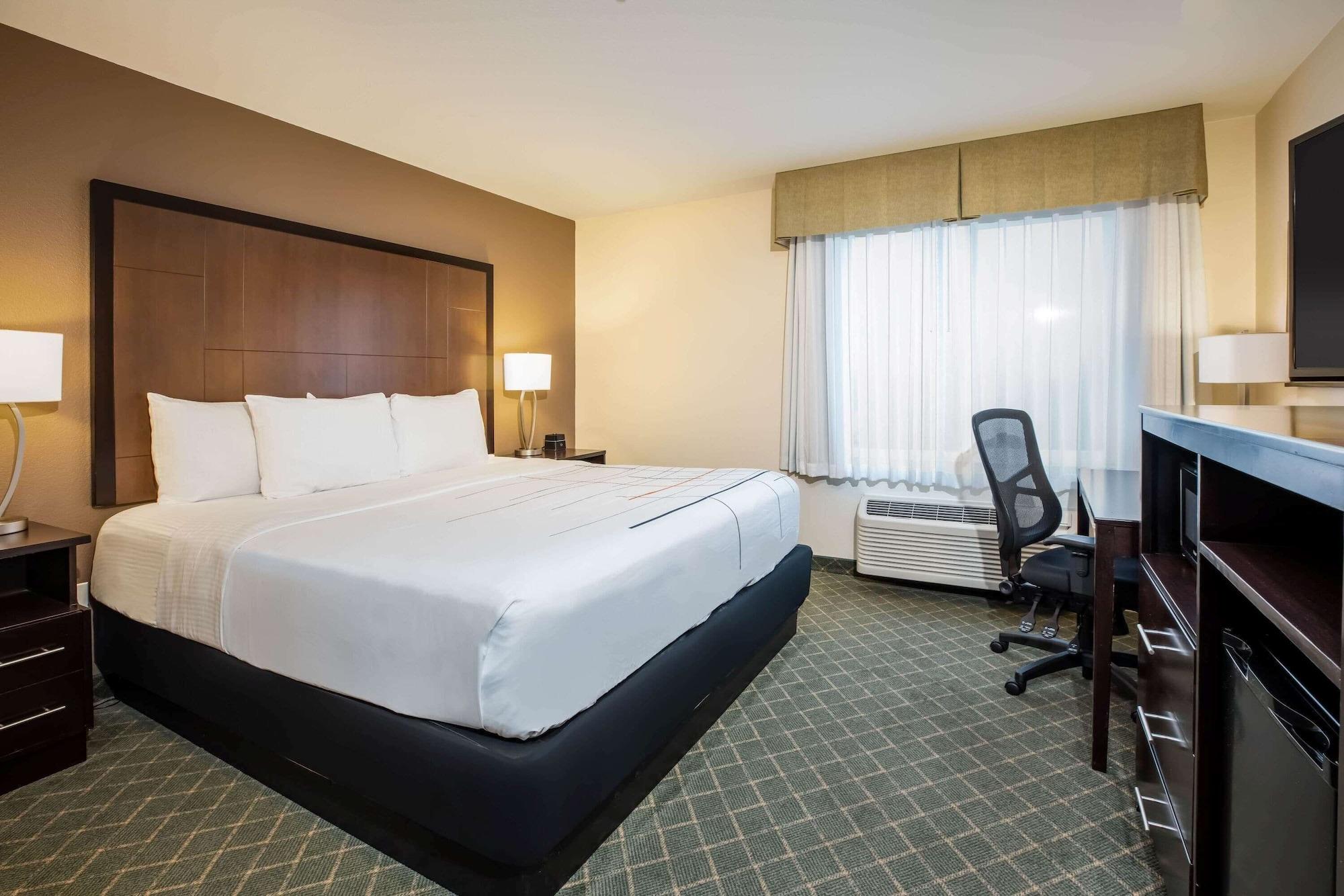 La Quinta By Wyndham Airport Hotel