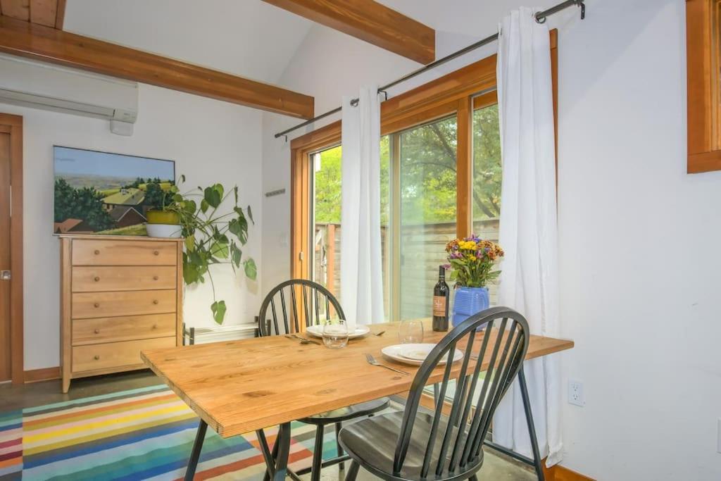 Private Studio, Lofted Bed, Soaking Tub & Patio Holiday home *