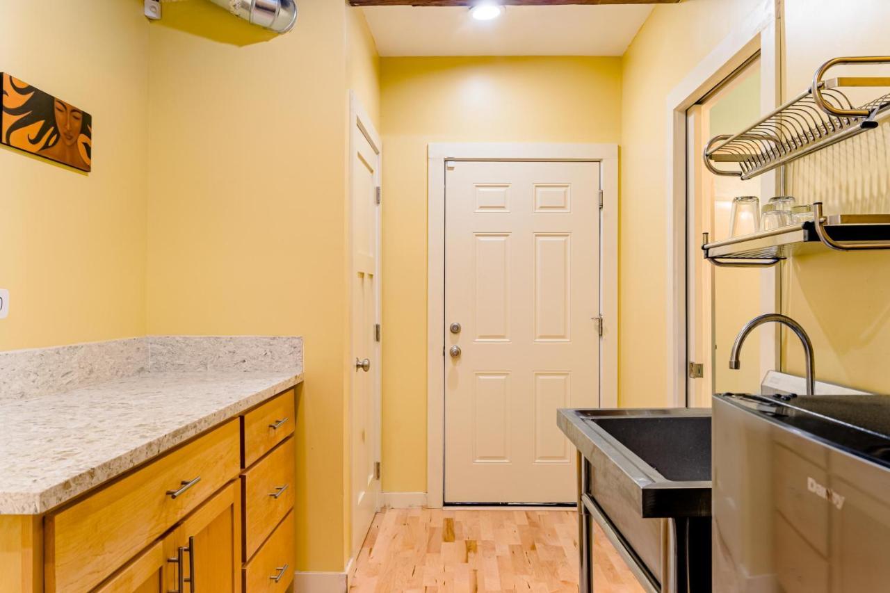 Urban Lodge, Quiet, Walkable, Near *