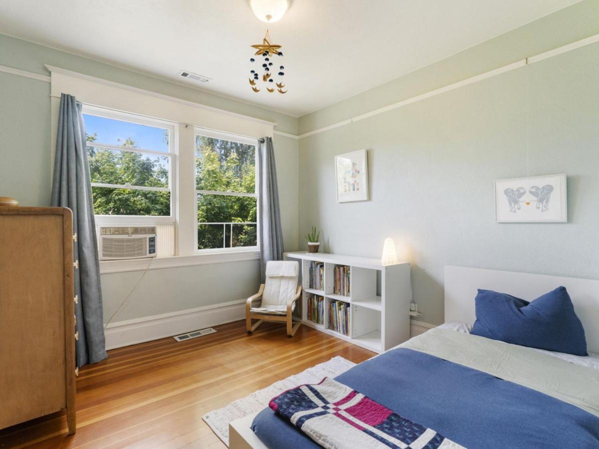 Holiday home Art Deco Oasis - Stylish 2bd With Den, Office, Garden And Dip Pool Portland