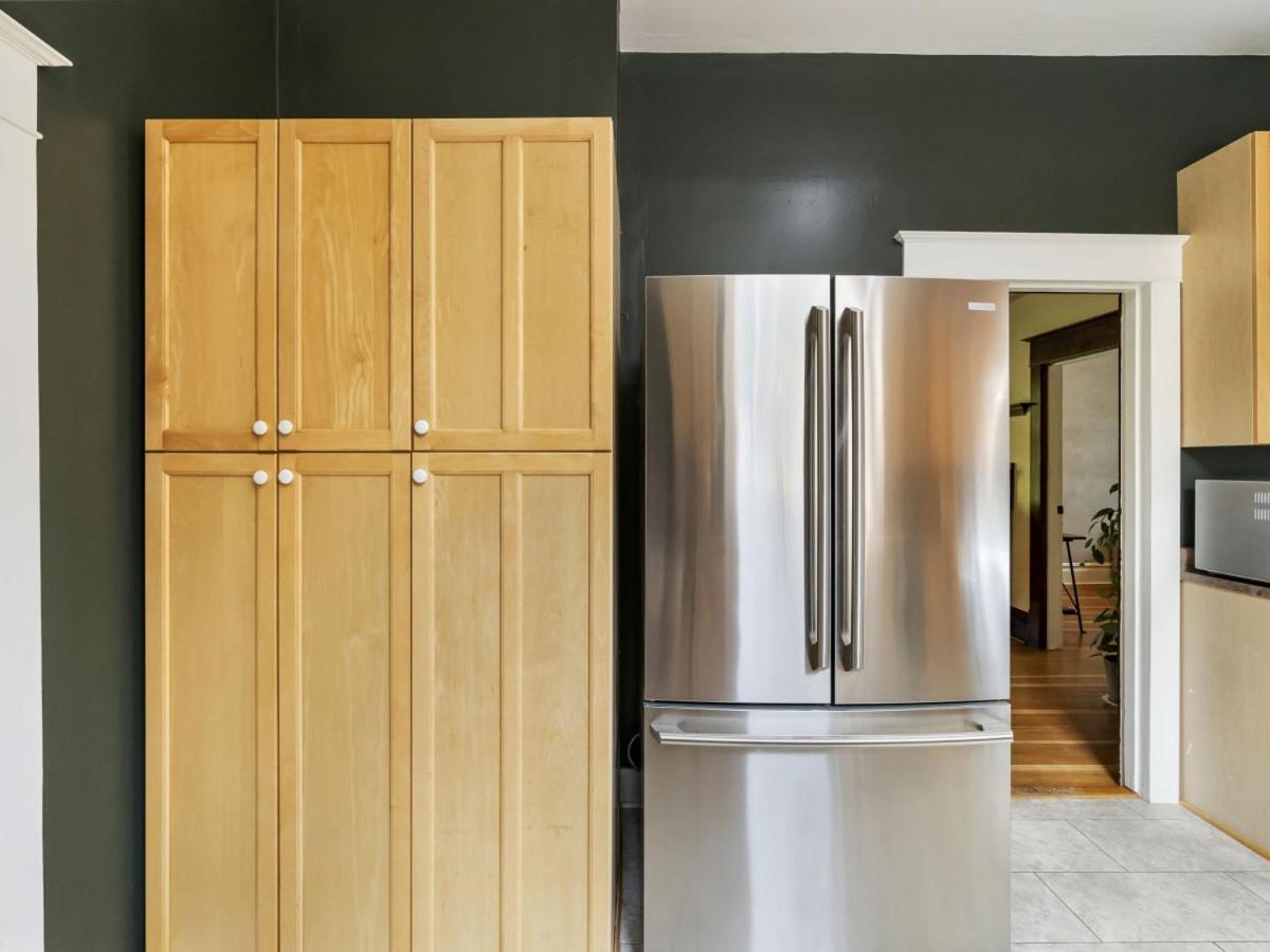 Holiday home Art Deco Oasis - Stylish 2bd With Den, Office, Garden And Dip Pool *