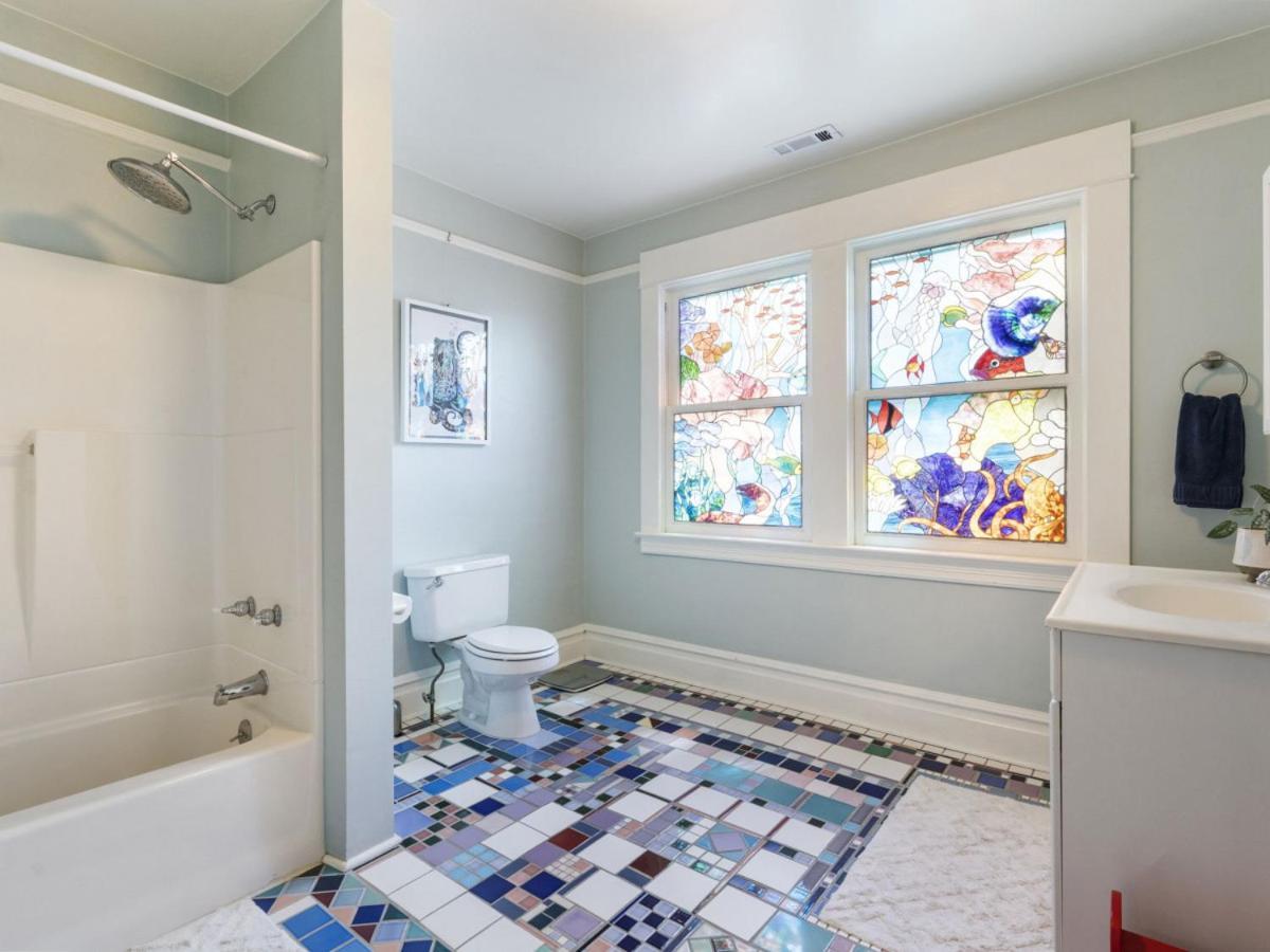 Holiday home Art Deco Oasis - Stylish 2bd With Den, Office, Garden And Dip Pool *
