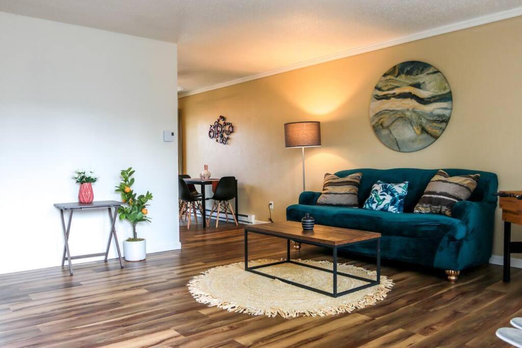 Charming Entire House + Parking *