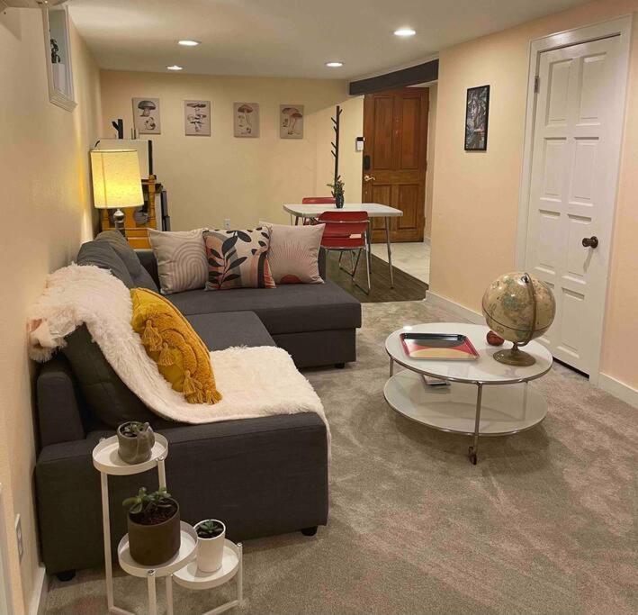 Apartment Sweet Beech St Retreat-basement *