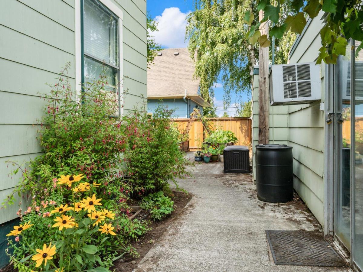 Art Deco Oasis - Stylish 2bd With Den, Office, Garden And Dip Pool