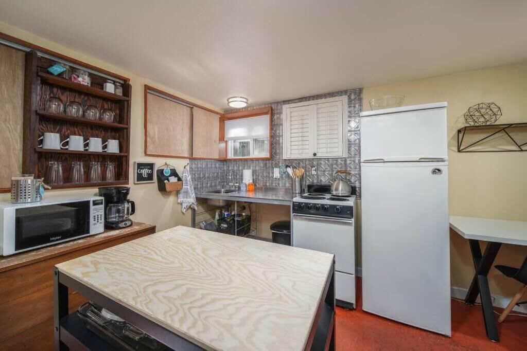 #stayinmydistrict Woodlawn Eclectic -walk To Dekum Apartment