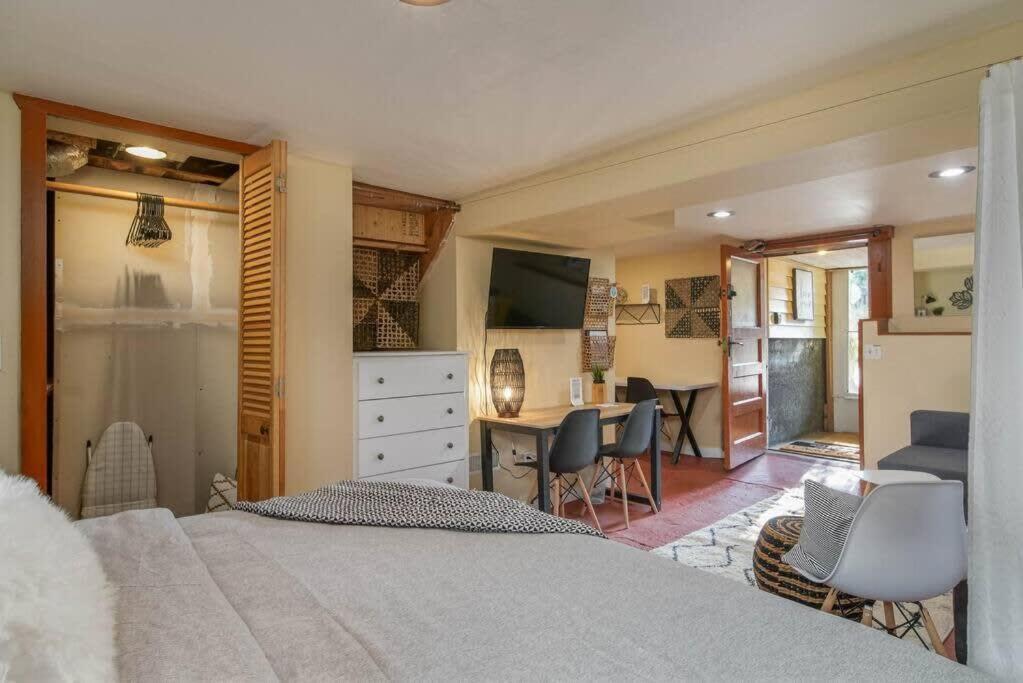 #stayinmydistrict Woodlawn Eclectic -walk To Dekum Apartment