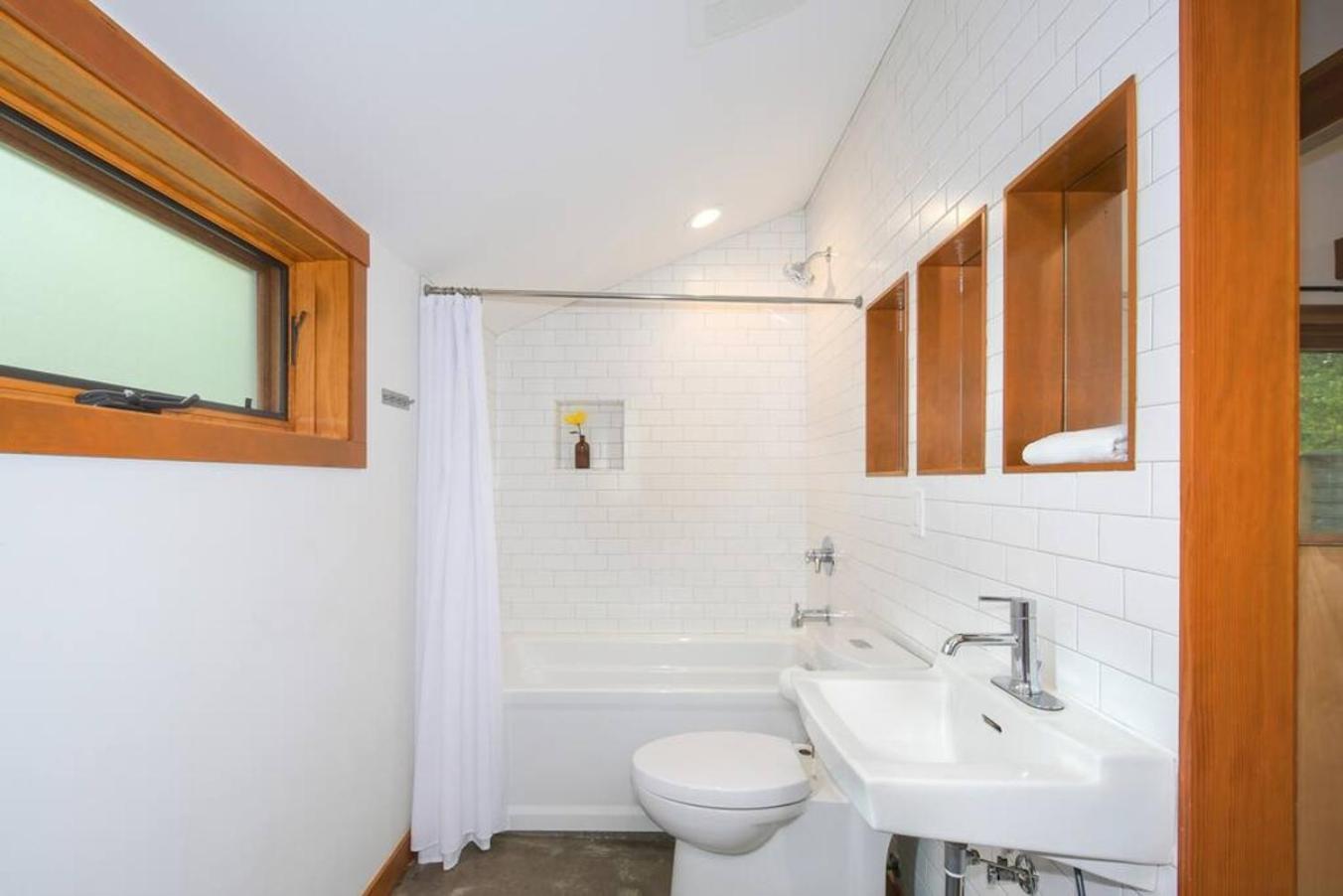 Private Studio, Lofted Bed, Soaking Tub & Patio Portland