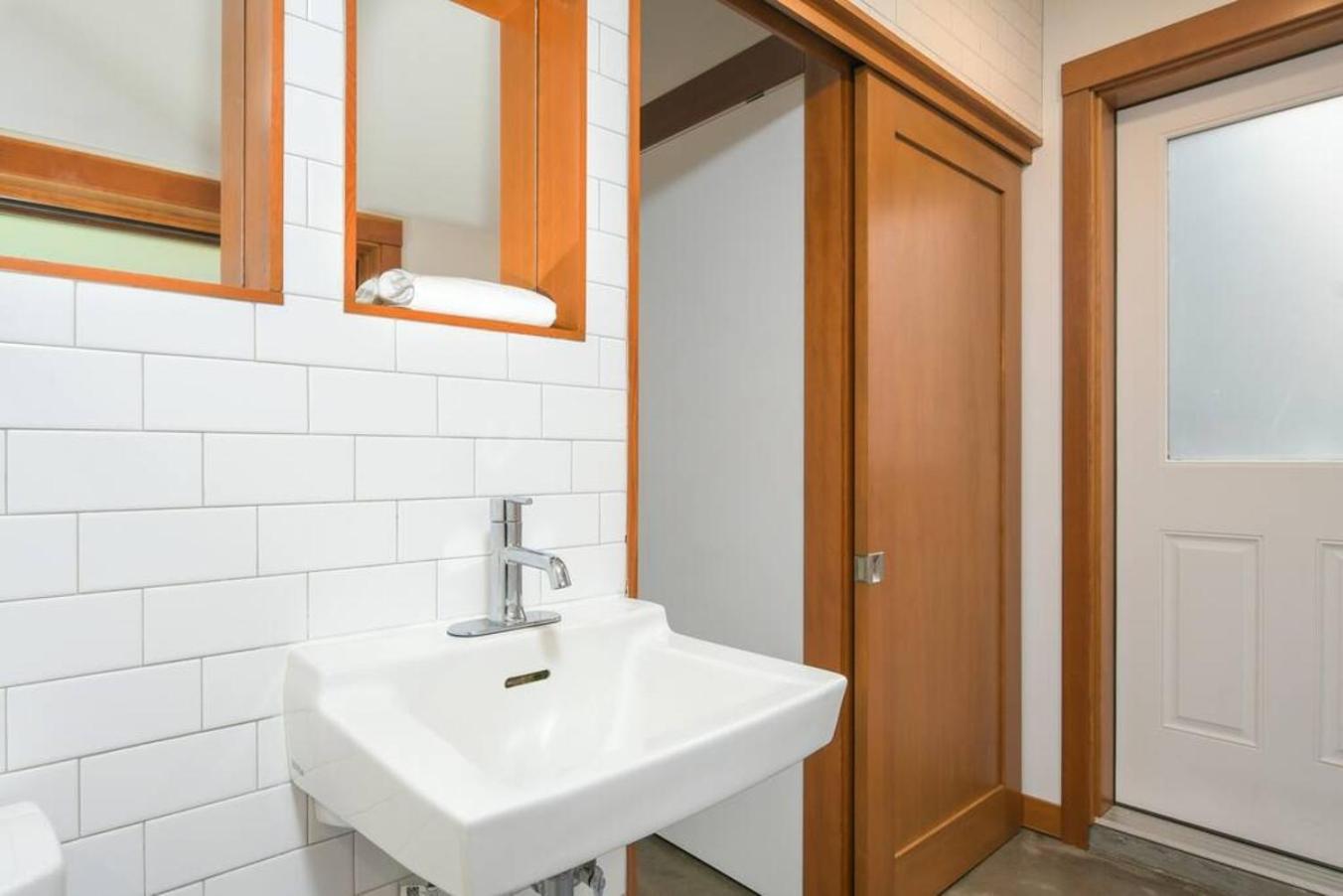 Private Studio, Lofted Bed, Soaking Tub & Patio Holiday home Portland