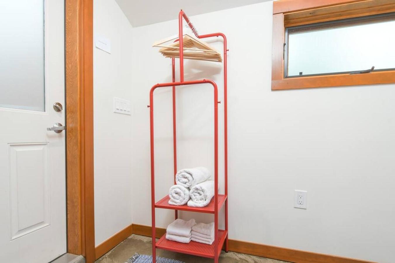 Private Studio, Lofted Bed, Soaking Tub & Patio Holiday home *