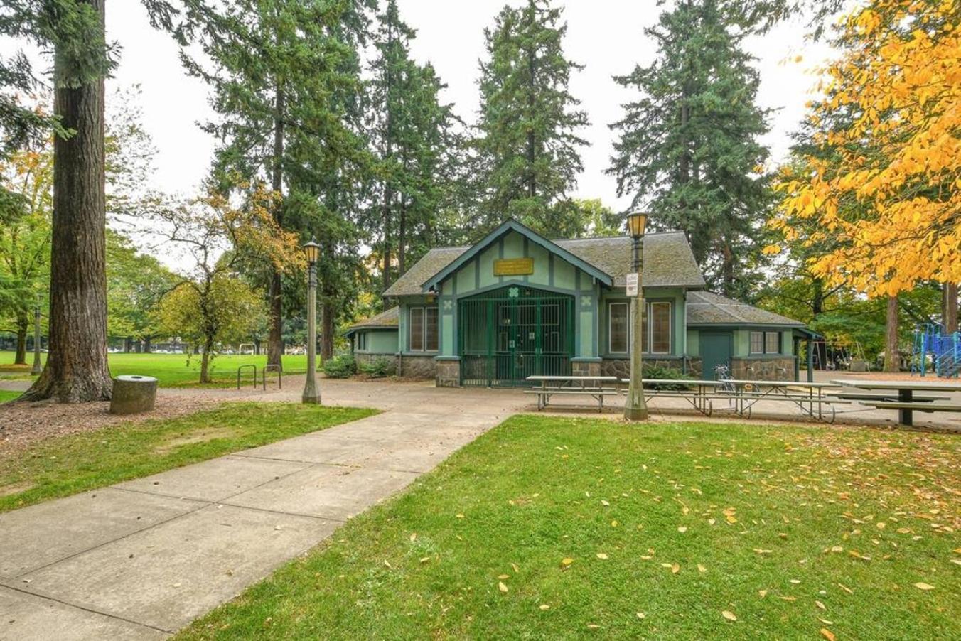 Private Studio, Lofted Bed, Soaking Tub & Patio Holiday home