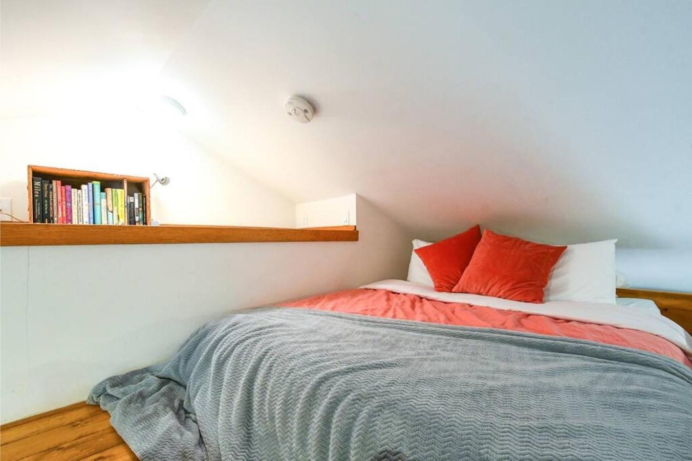 Private Studio, Lofted Bed, Soaking Tub & Patio *