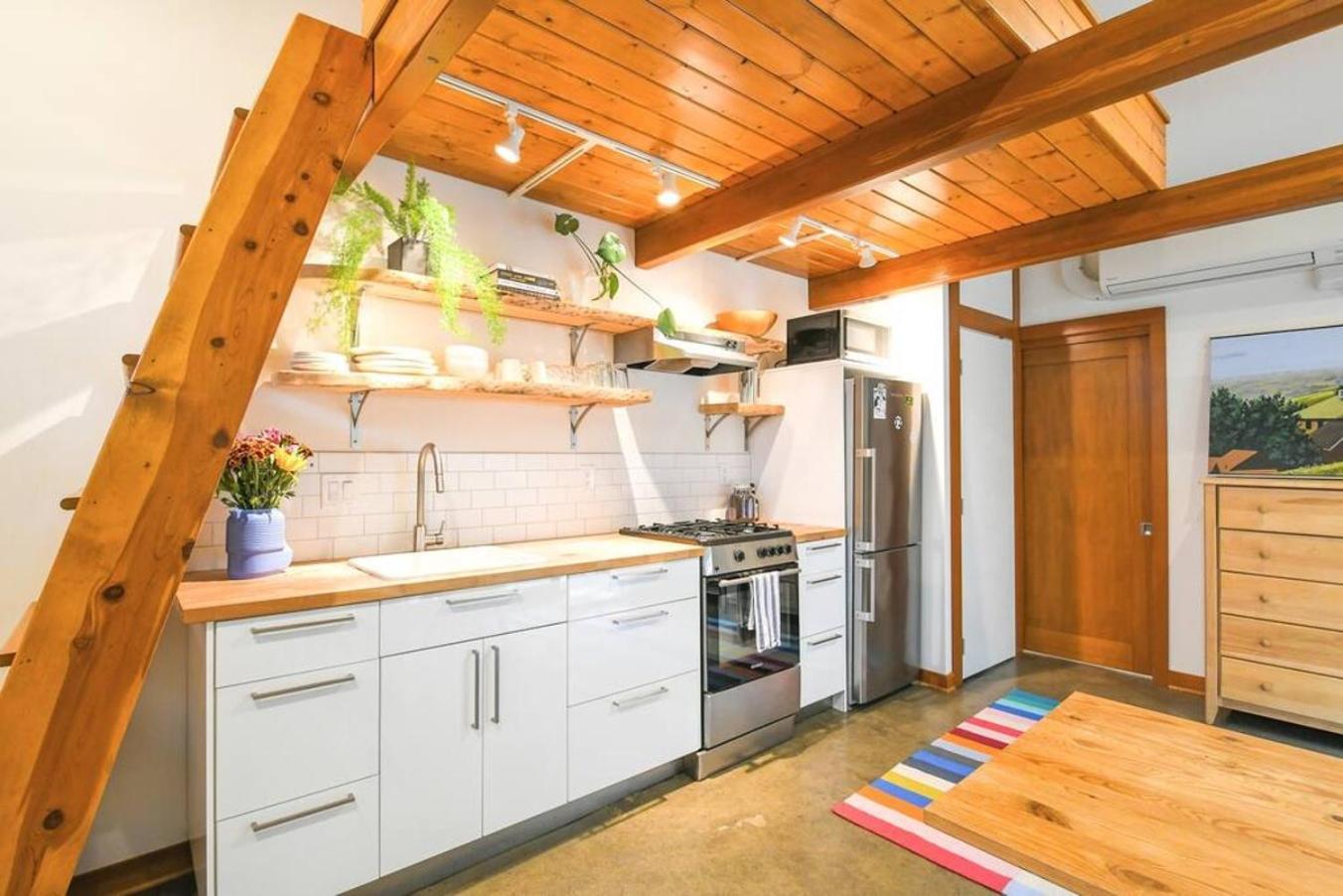 Holiday home Private Studio, Lofted Bed, Soaking Tub & Patio