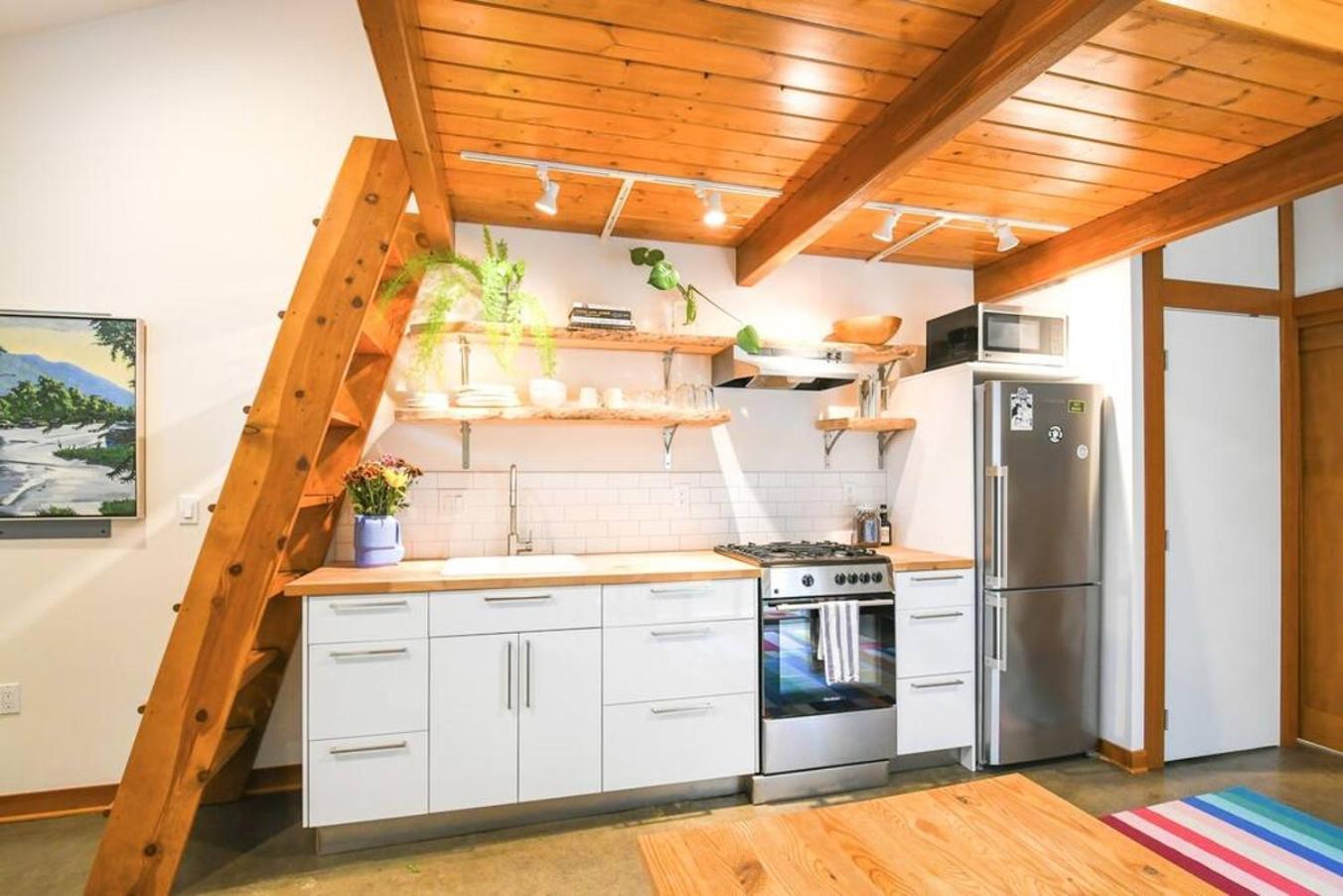 Private Studio, Lofted Bed, Soaking Tub & Patio * Portland