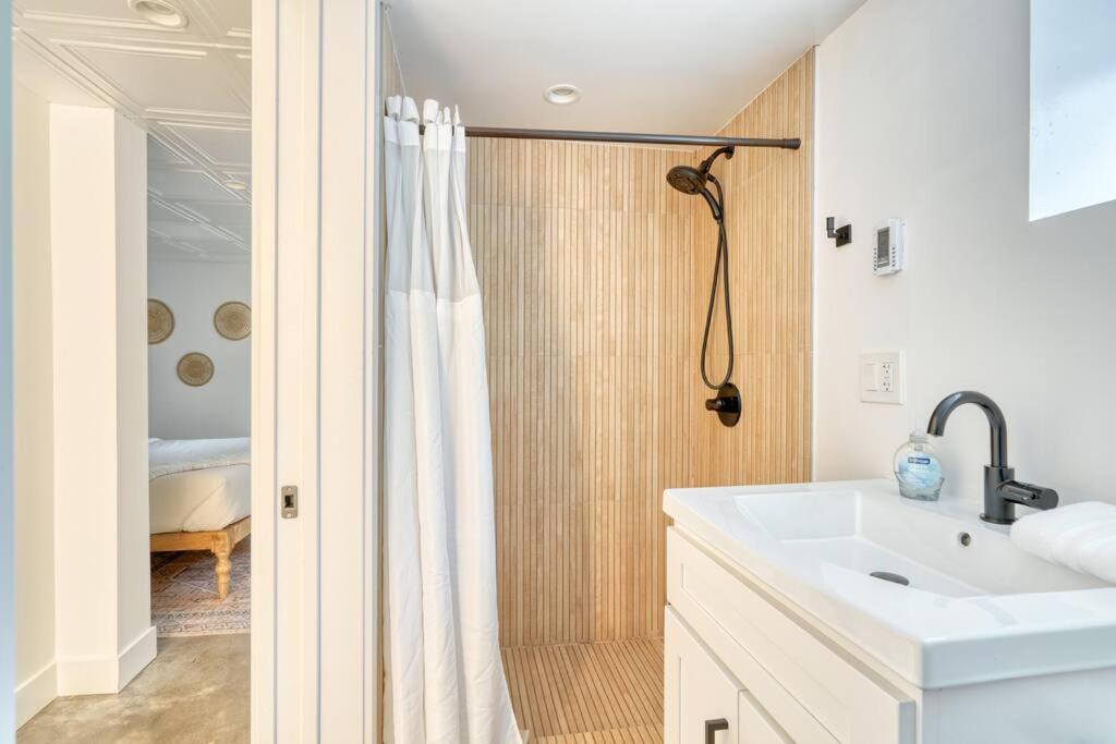 Collection - Budget-friendly Basement Hideaway - 91 Walkscore Portland