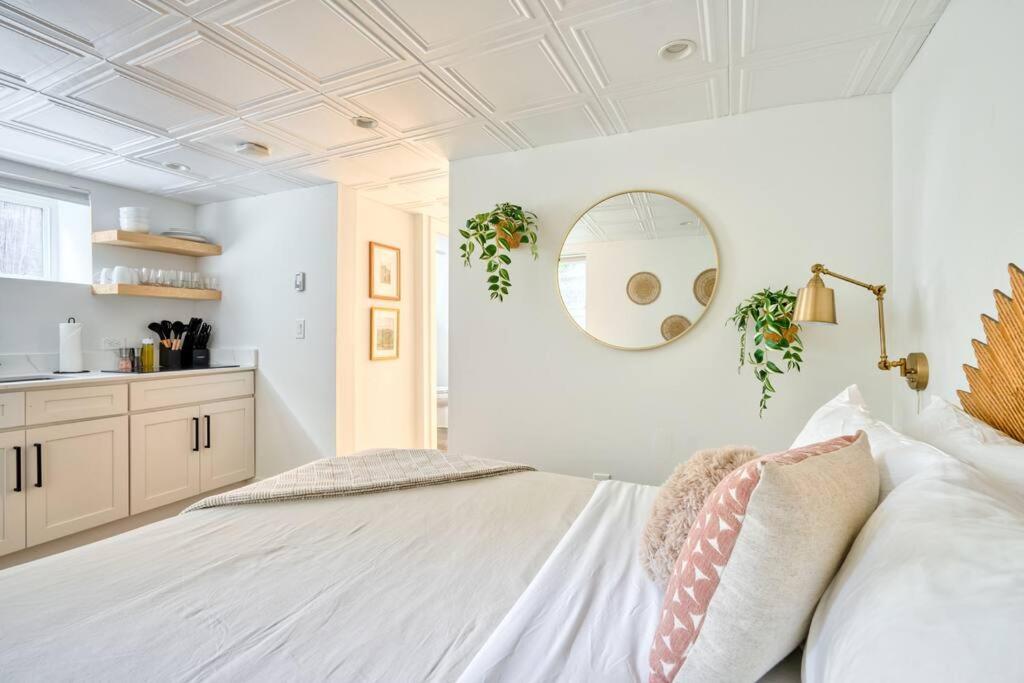 Collection - Budget-friendly Basement Hideaway - 91 Walkscore Apartamento