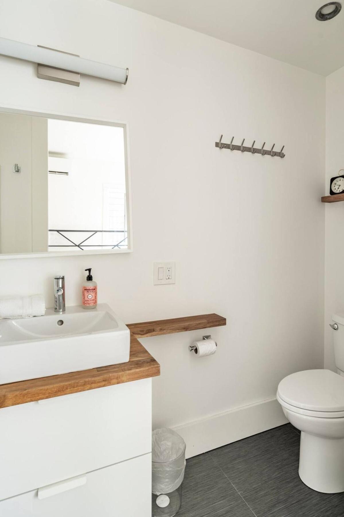 Newly Renovated Nw Charmer With 99 Walkscore *