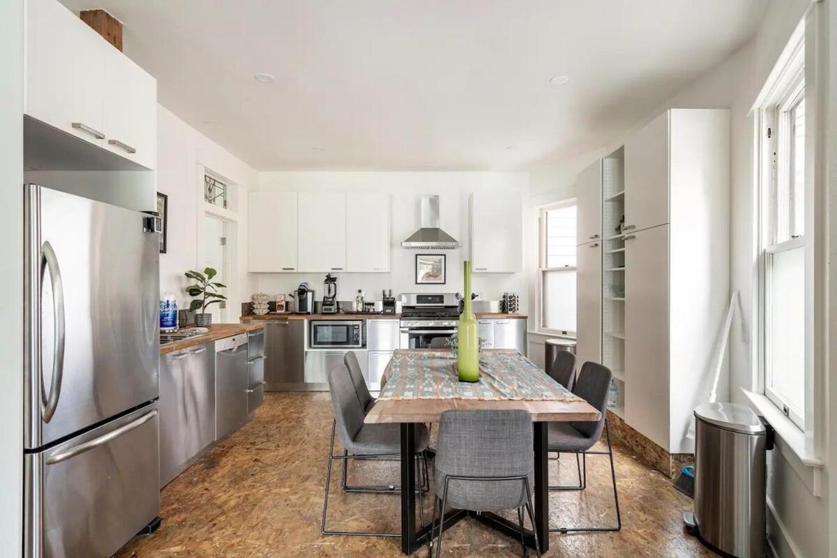 Holiday home Newly Renovated Nw Charmer With 99 Walkscore