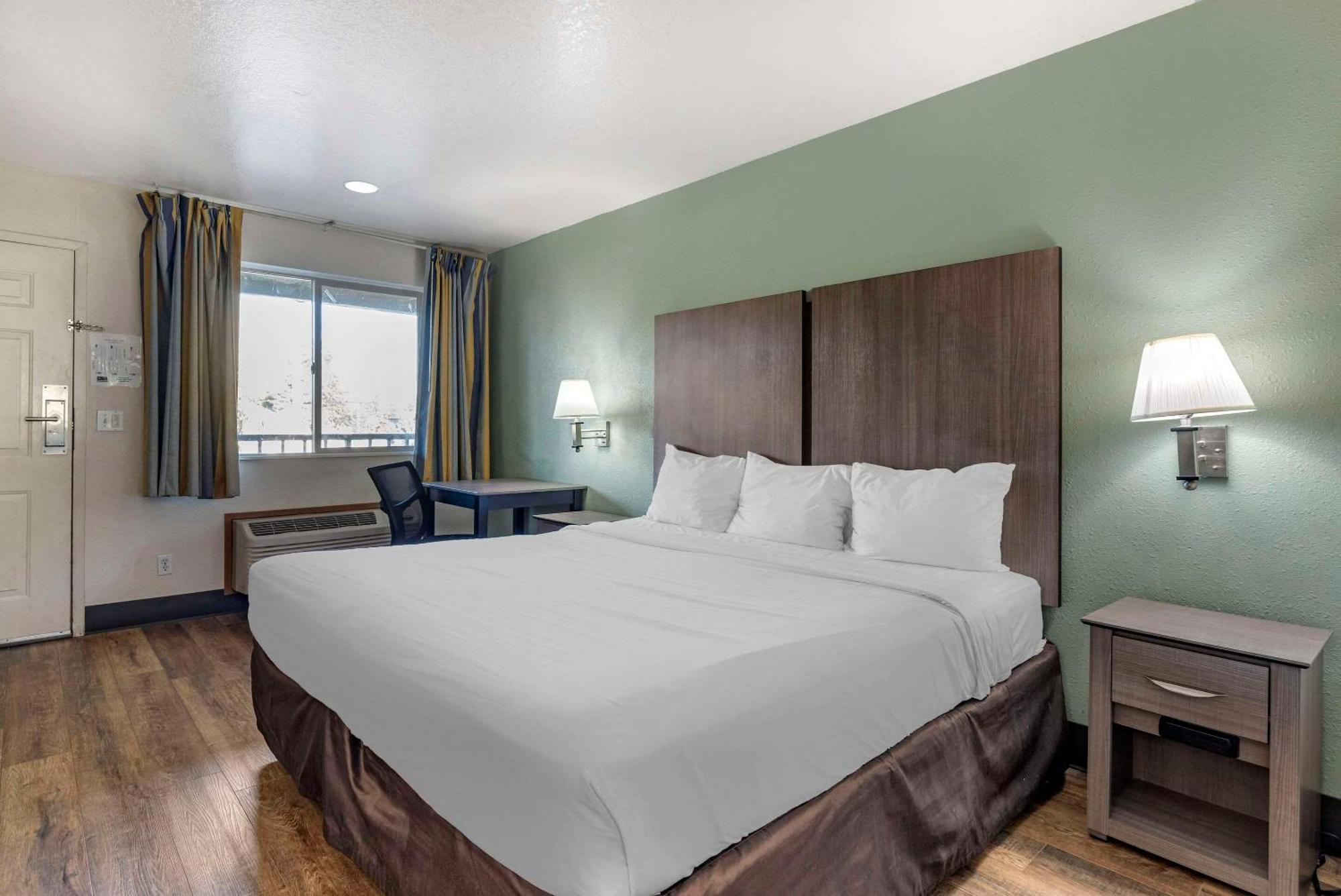 Econo Airport Lodge *