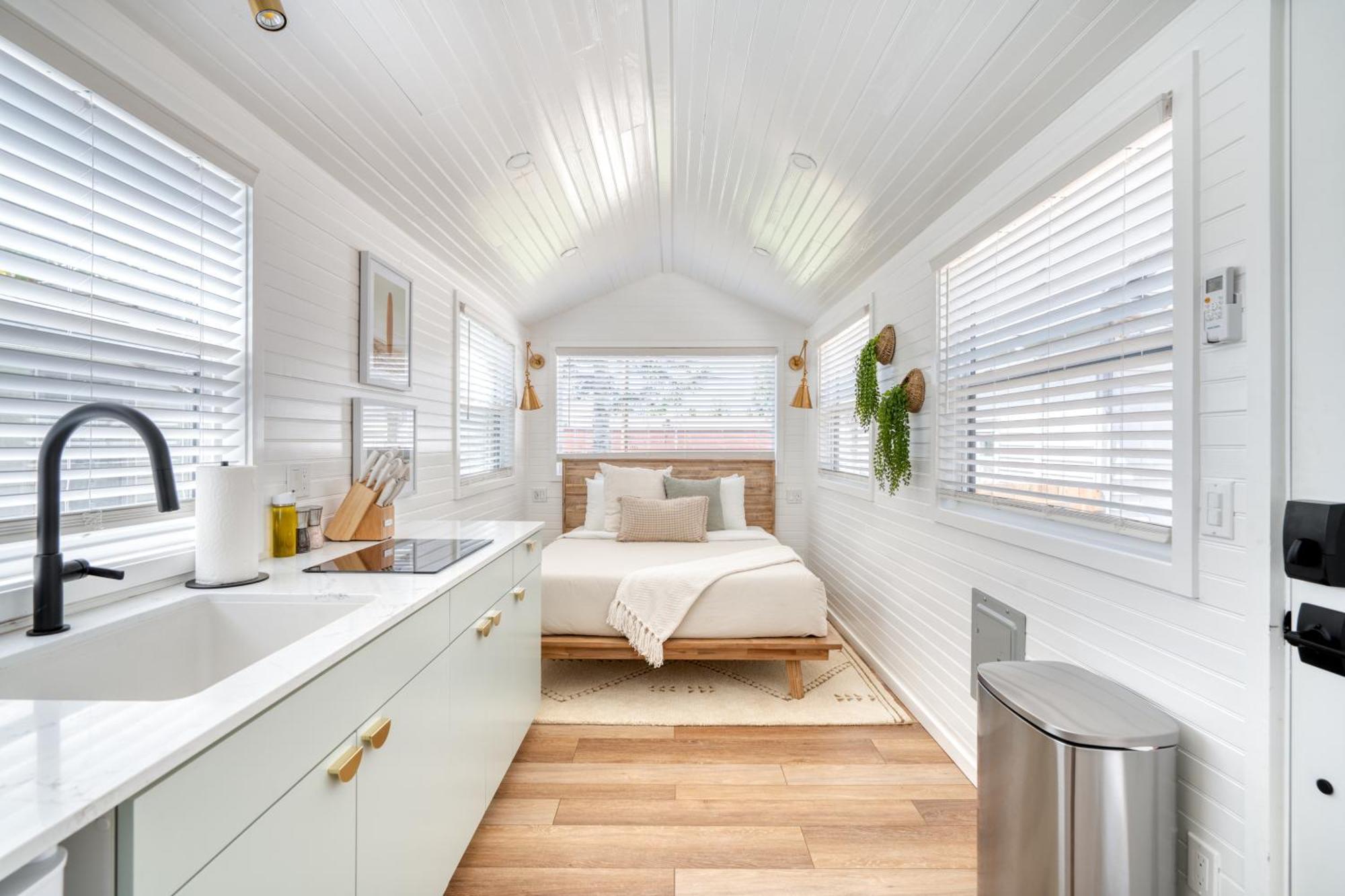 Holiday home Collection - Noir-emerald Modern Tinylux In Portland