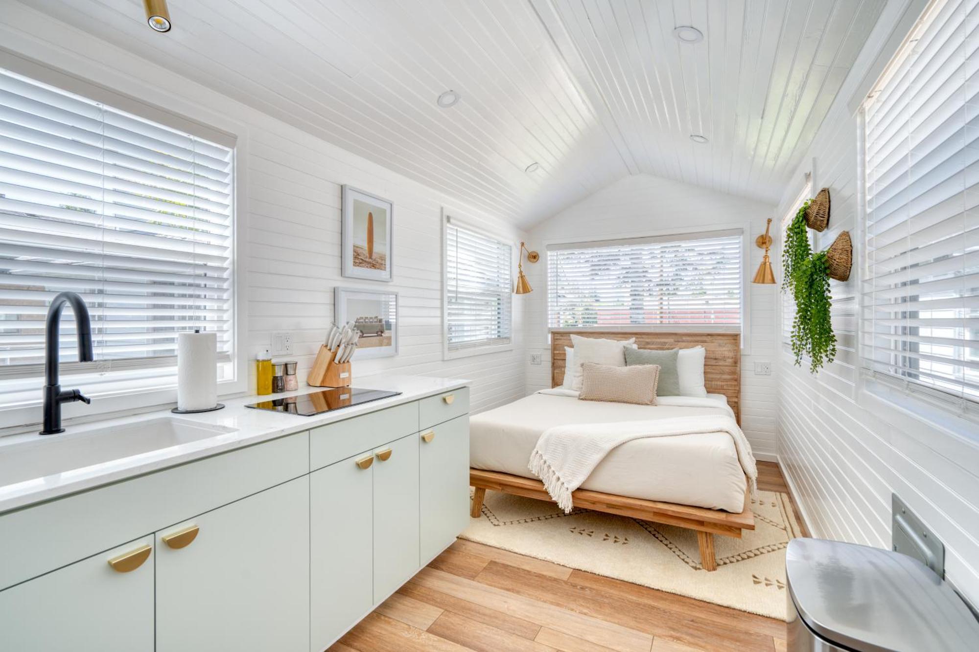 Holiday home Collection - Noir-emerald Modern Tinylux In Portland