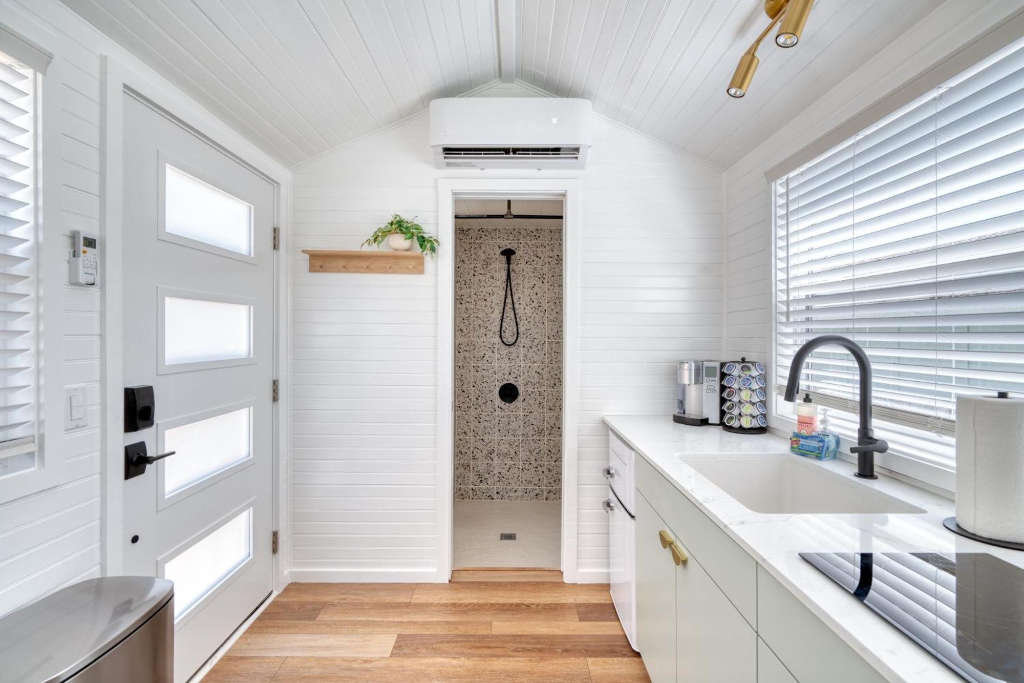 Holiday home Collection - Noir-emerald Modern Tinylux In Portland