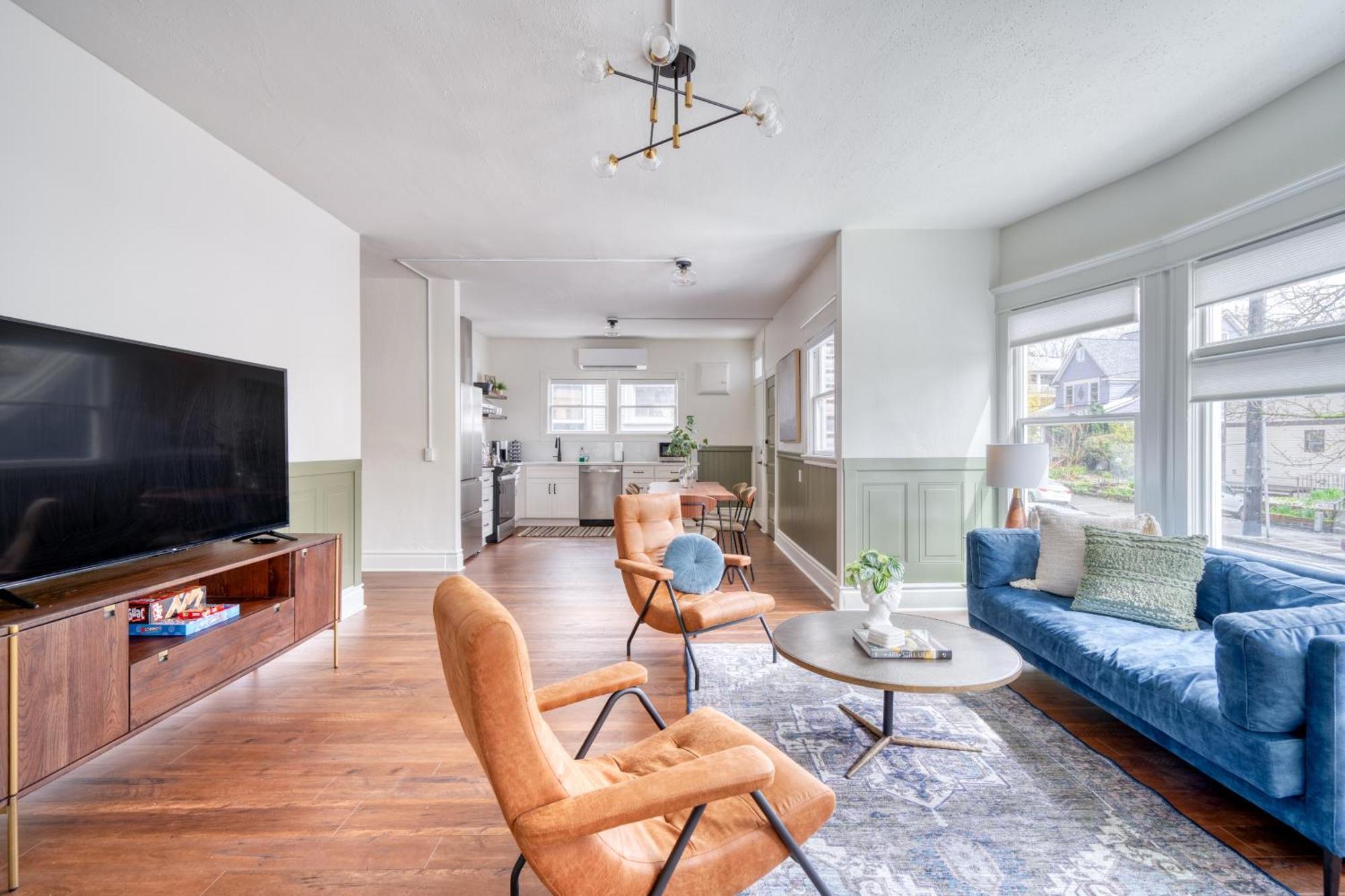 - Renewed Classic Craftsman In Se - 95 Walkscore Apartment