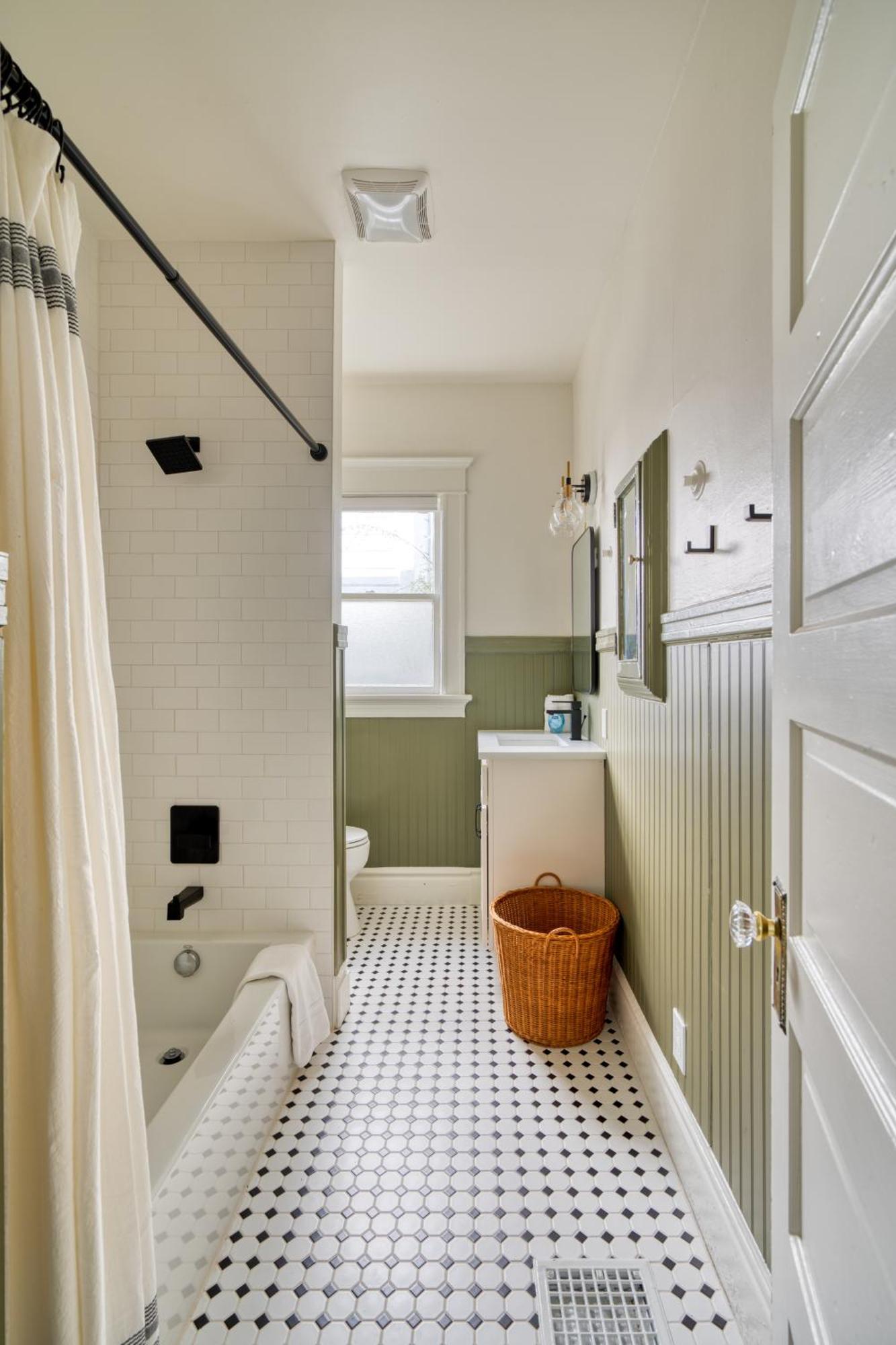 Apartment - Renewed Classic Craftsman In Se - 95 Walkscore