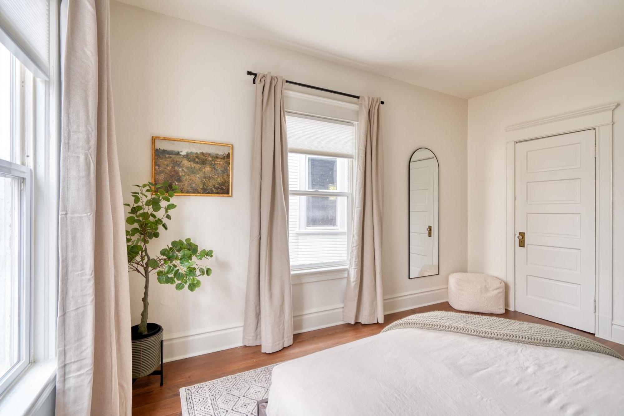- Renewed Classic Craftsman In Se - 95 Walkscore Apartment *