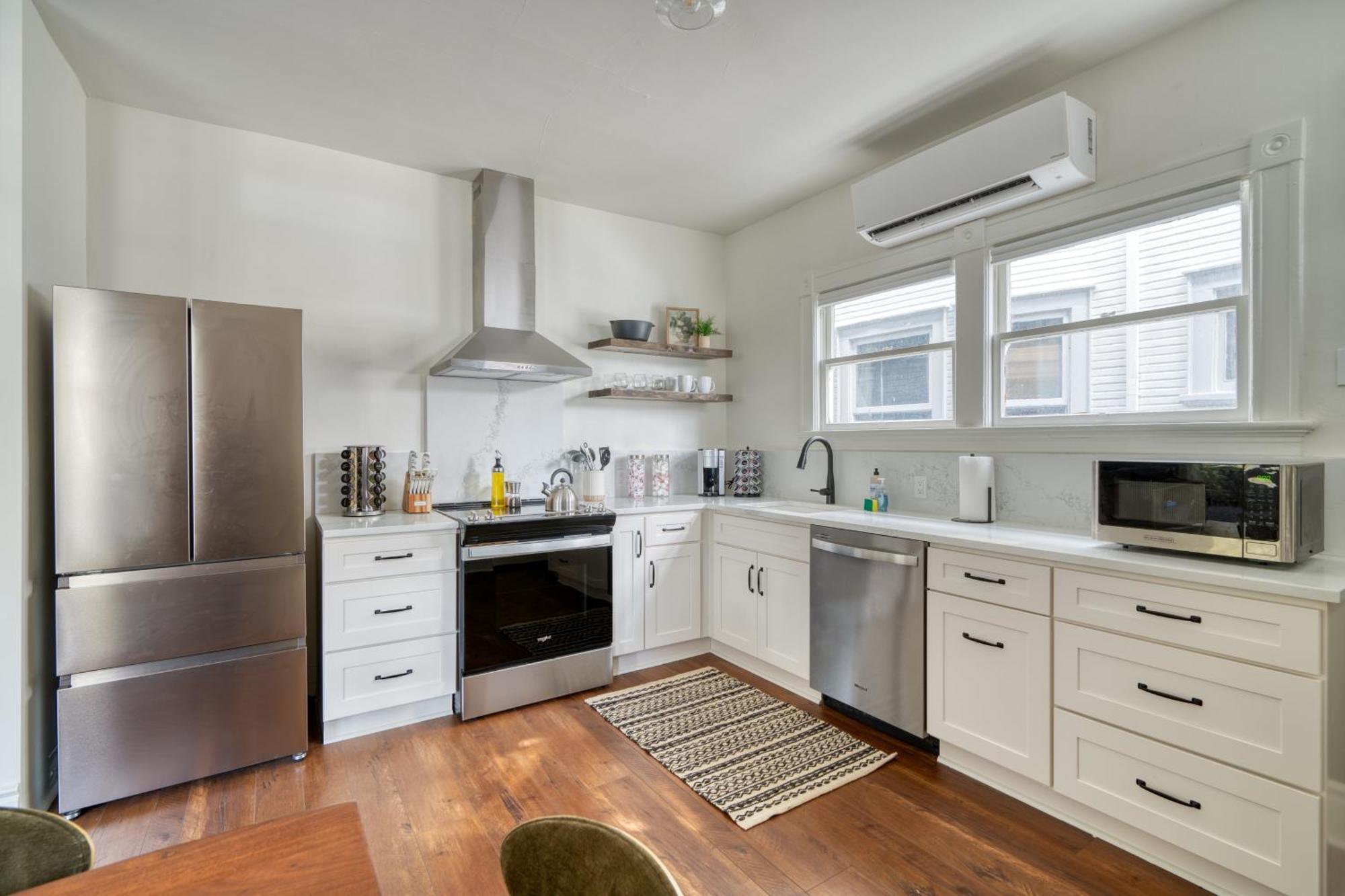 - Renewed Classic Craftsman In Se - 95 Walkscore Portland