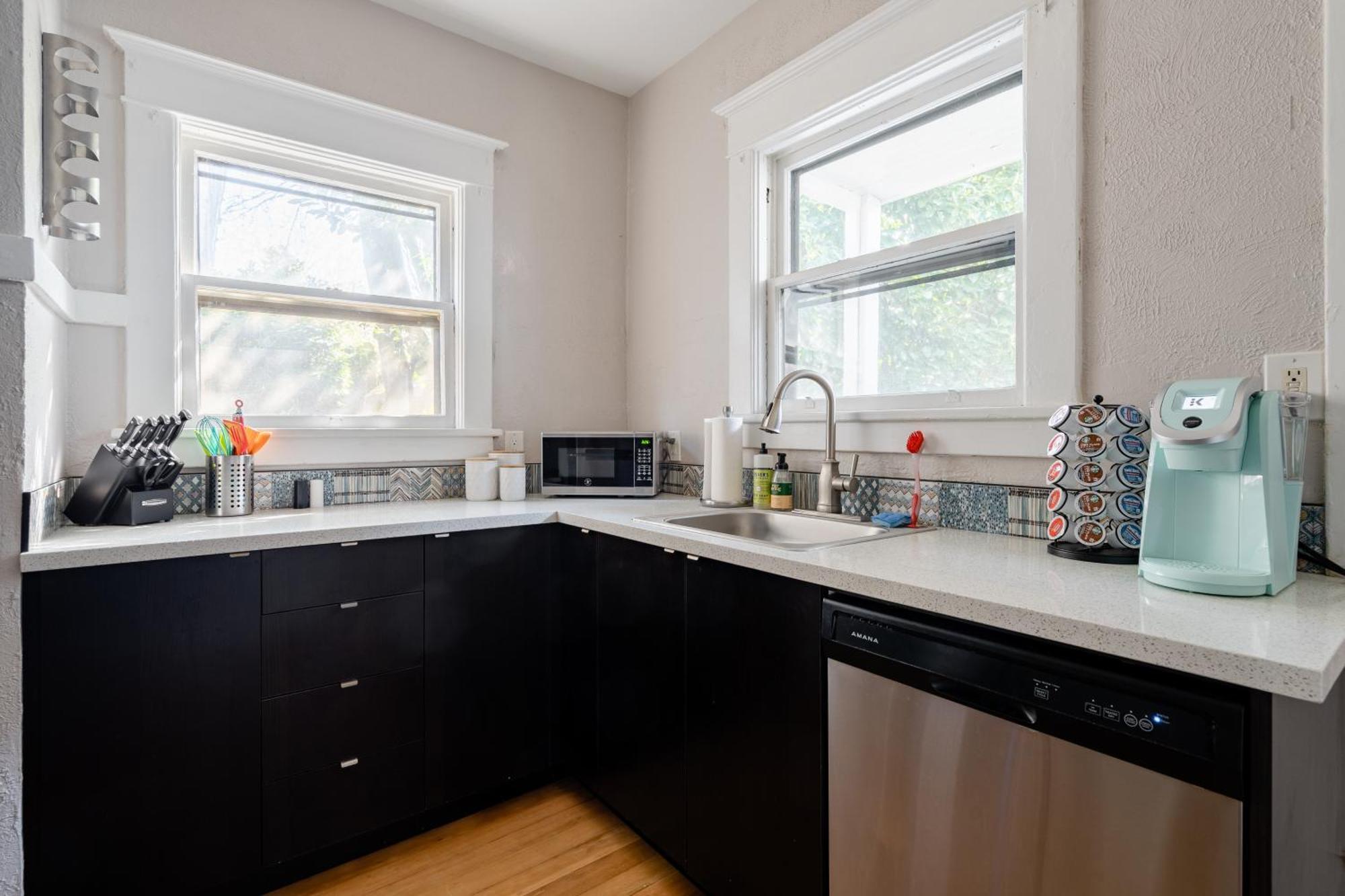 - Sunnyside Wonderland- Coffee Shops, Bars & Parks Apartment