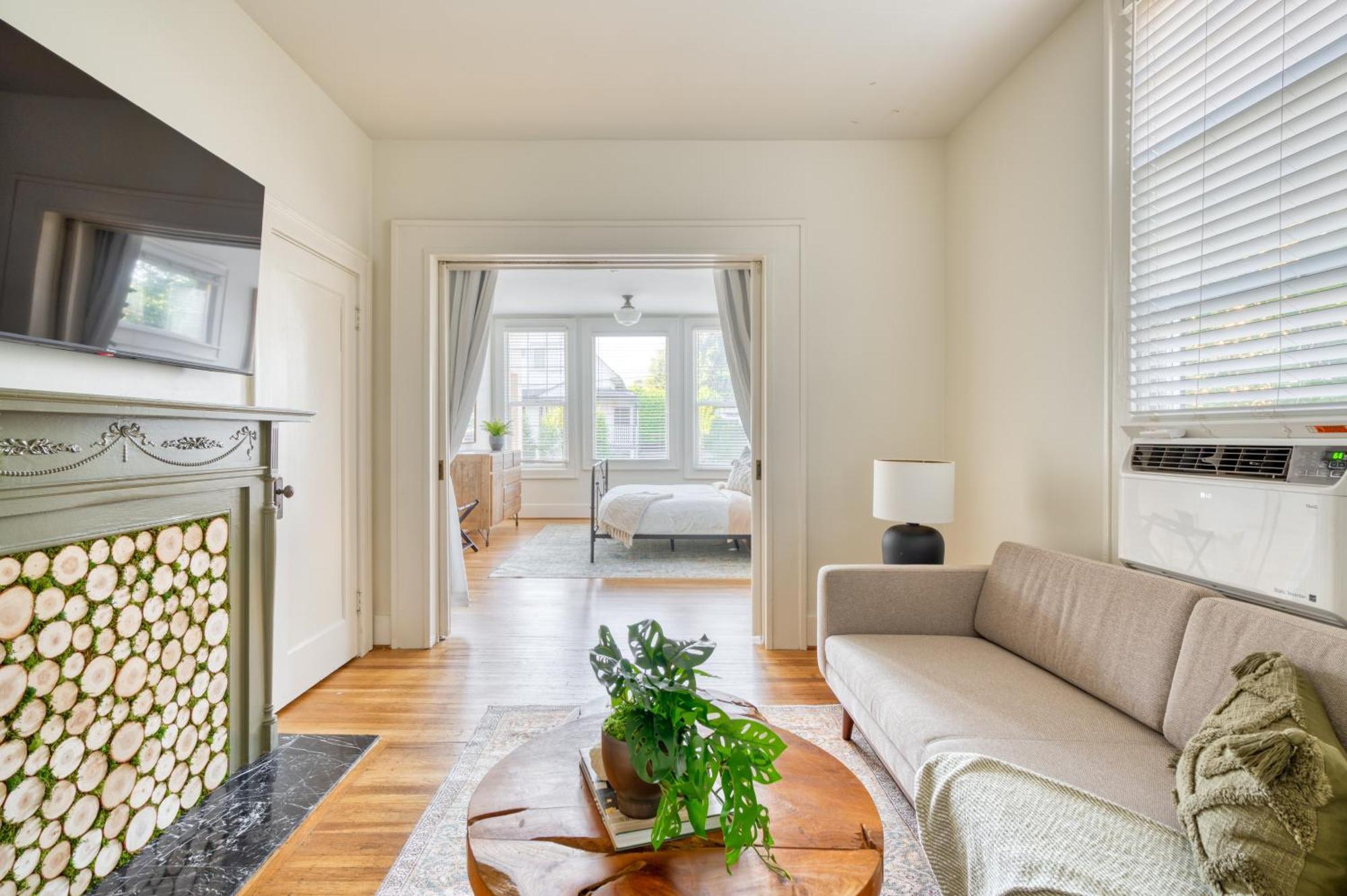 Holiday home Collection - La Casa Burnside - Local Eateries, Shops, And Bars