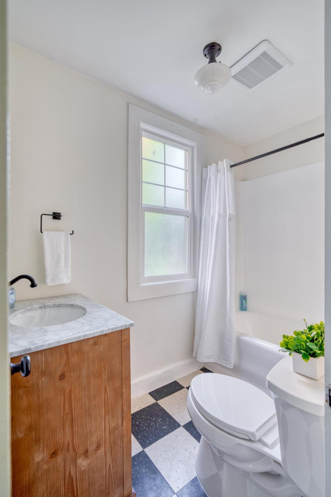 Holiday home Collection - La Casa Burnside - Local Eateries, Shops, And Bars
