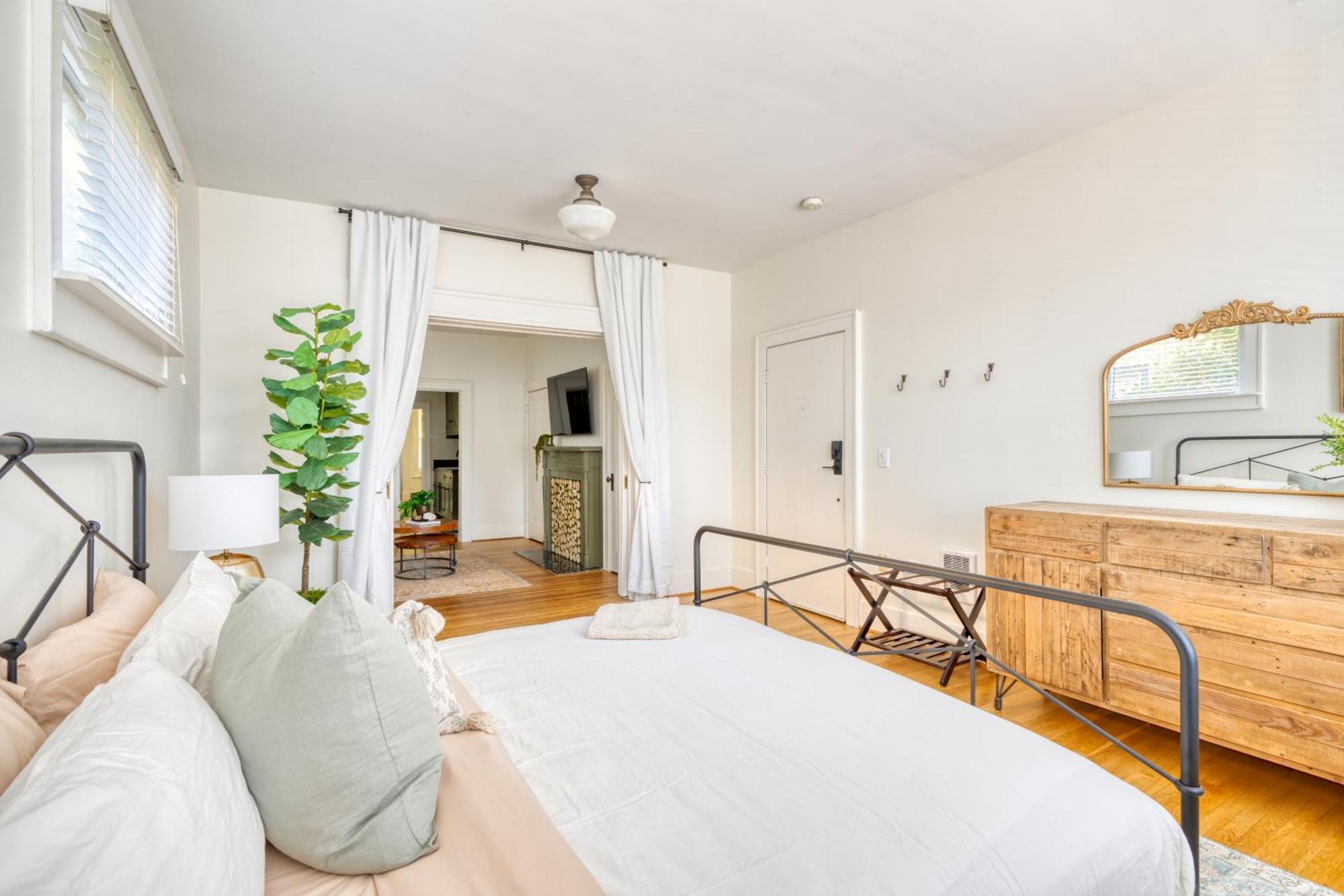 Holiday home Collection - La Casa Burnside - Local Eateries, Shops, And Bars *
