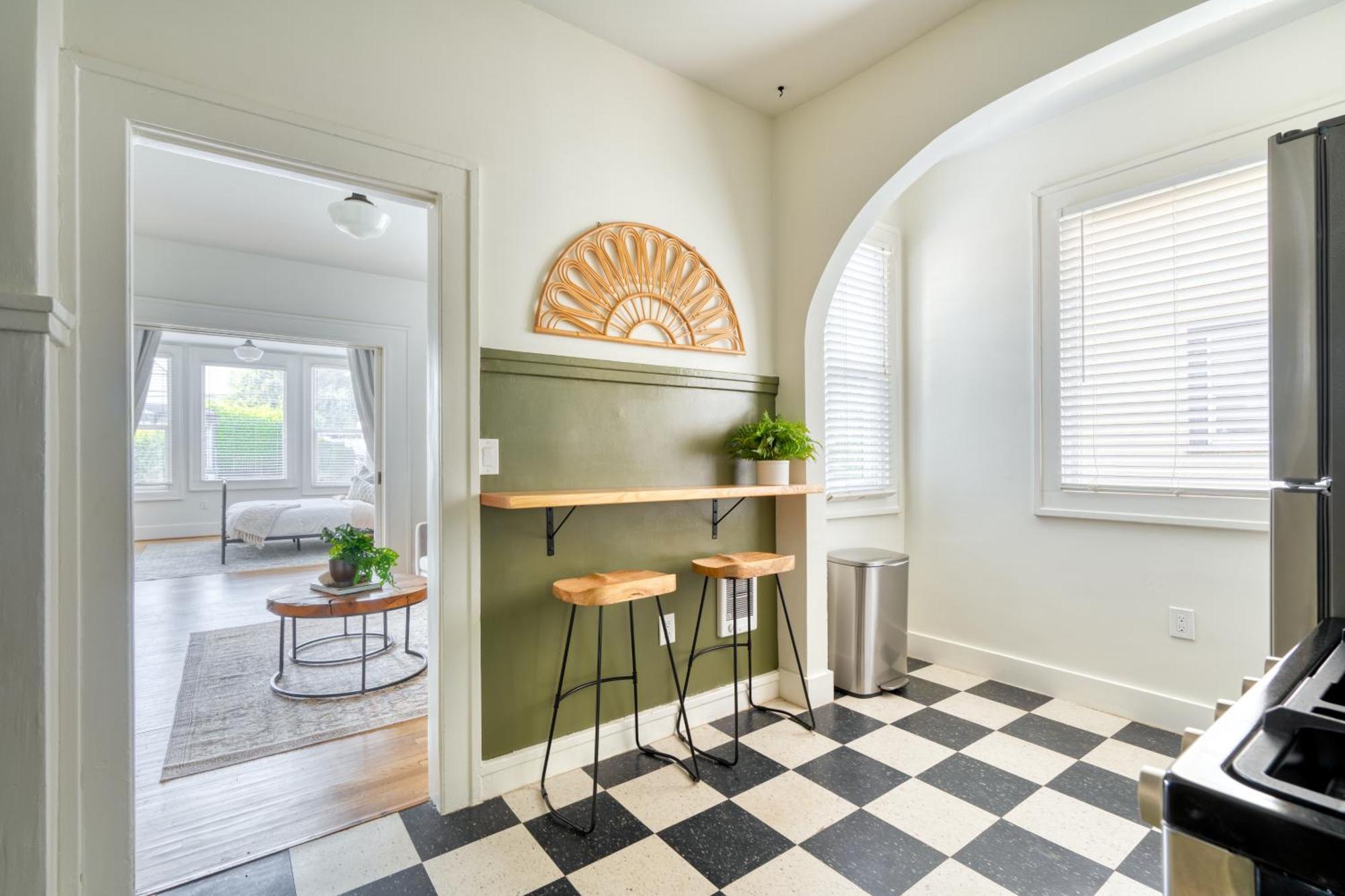 Holiday home Collection - La Casa Burnside - Local Eateries, Shops, And Bars *