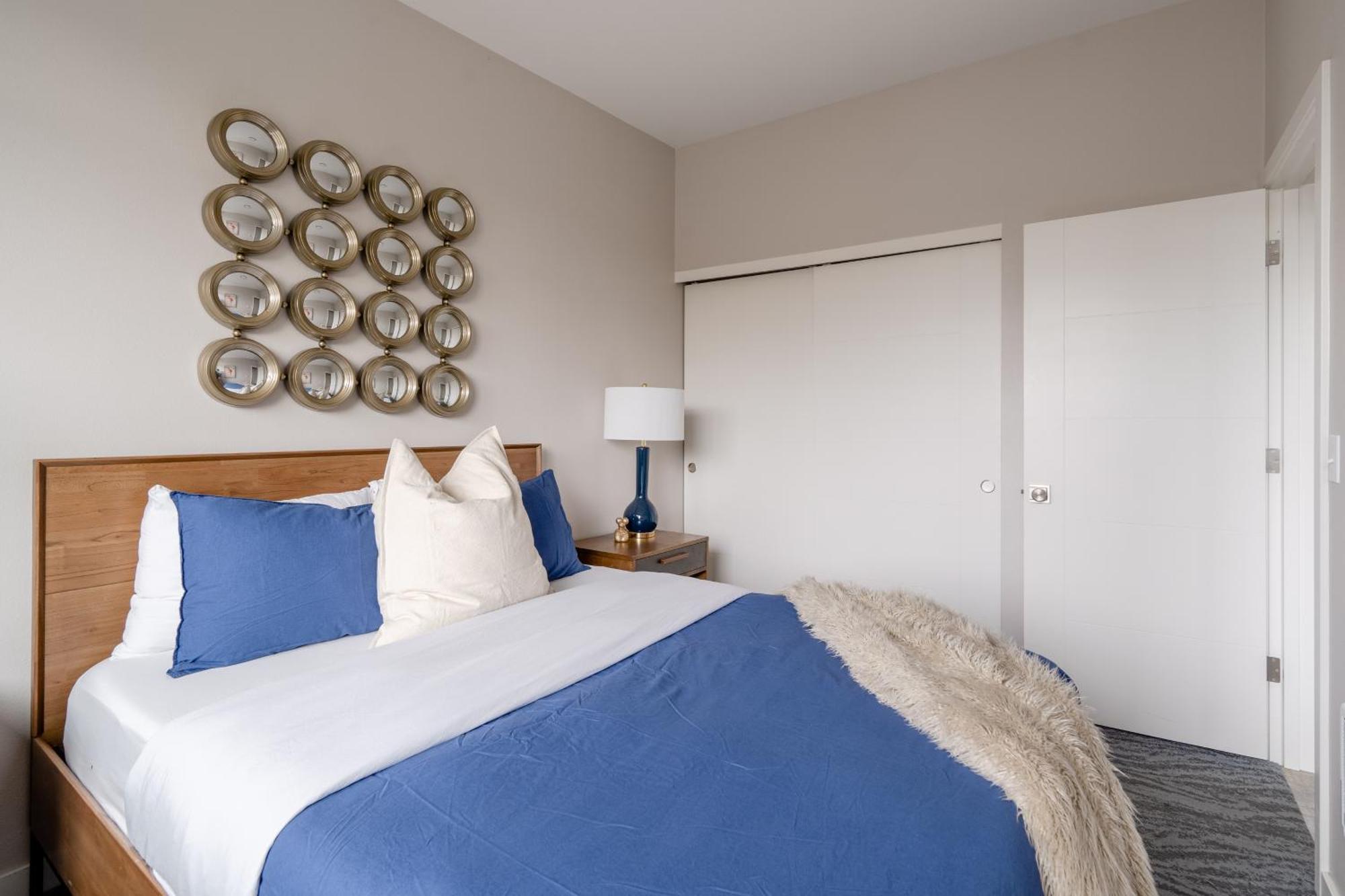 Retro Modern 2-bedroom With 90 Walkscore Holiday home