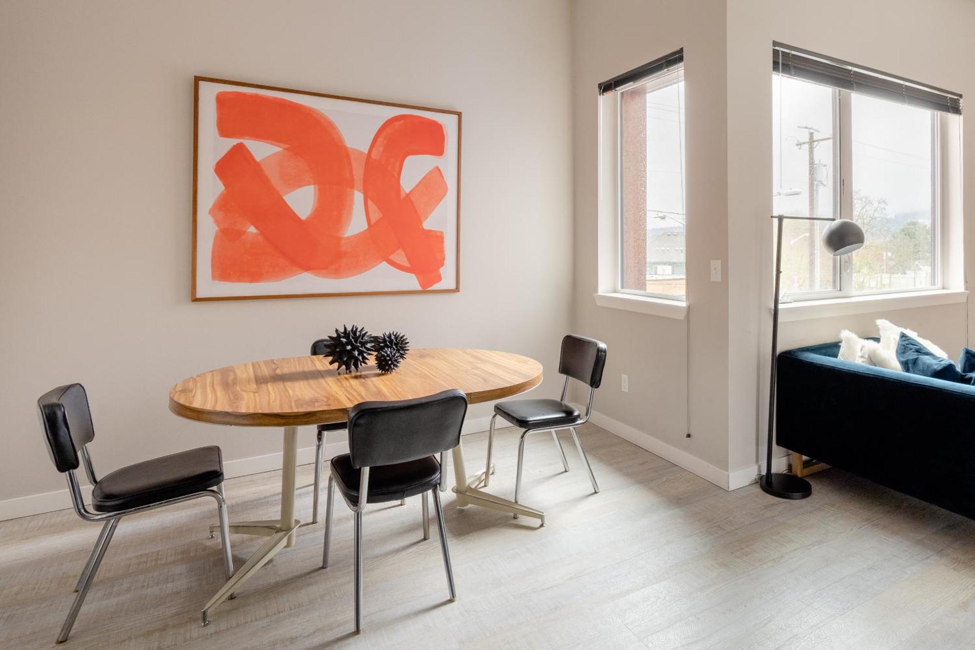 Retro Modern 2-bedroom With 90 Walkscore Holiday home *