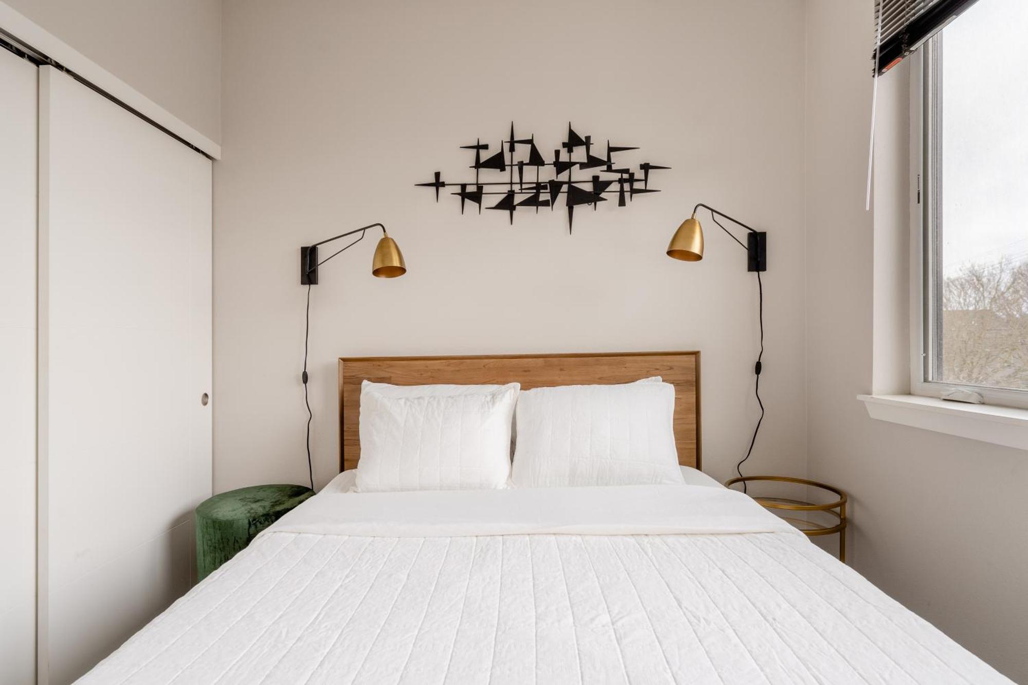 Holiday home Retro Modern 2-bedroom With 90 Walkscore