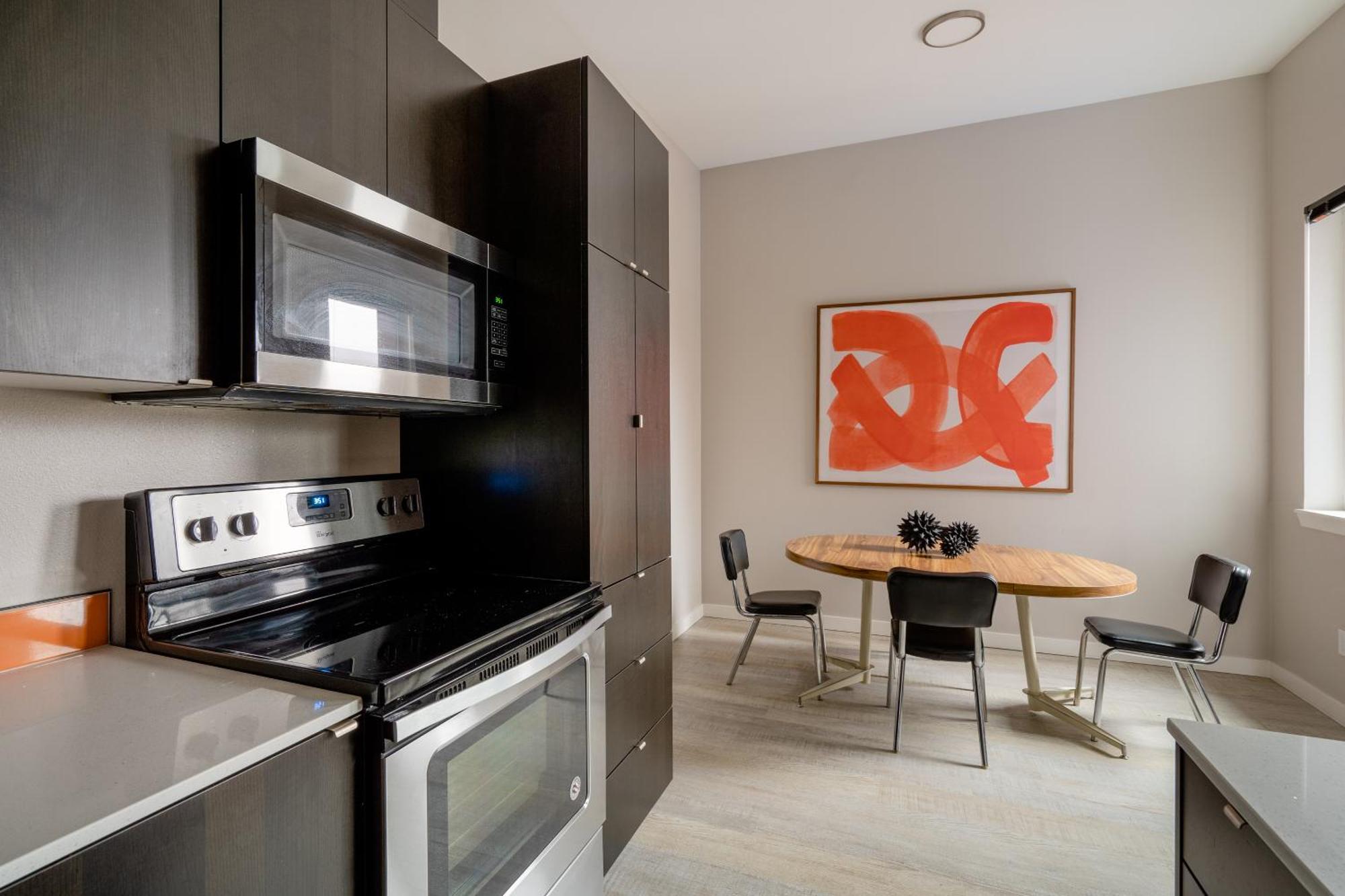 Retro Modern 2-bedroom With 90 Walkscore Holiday home *
