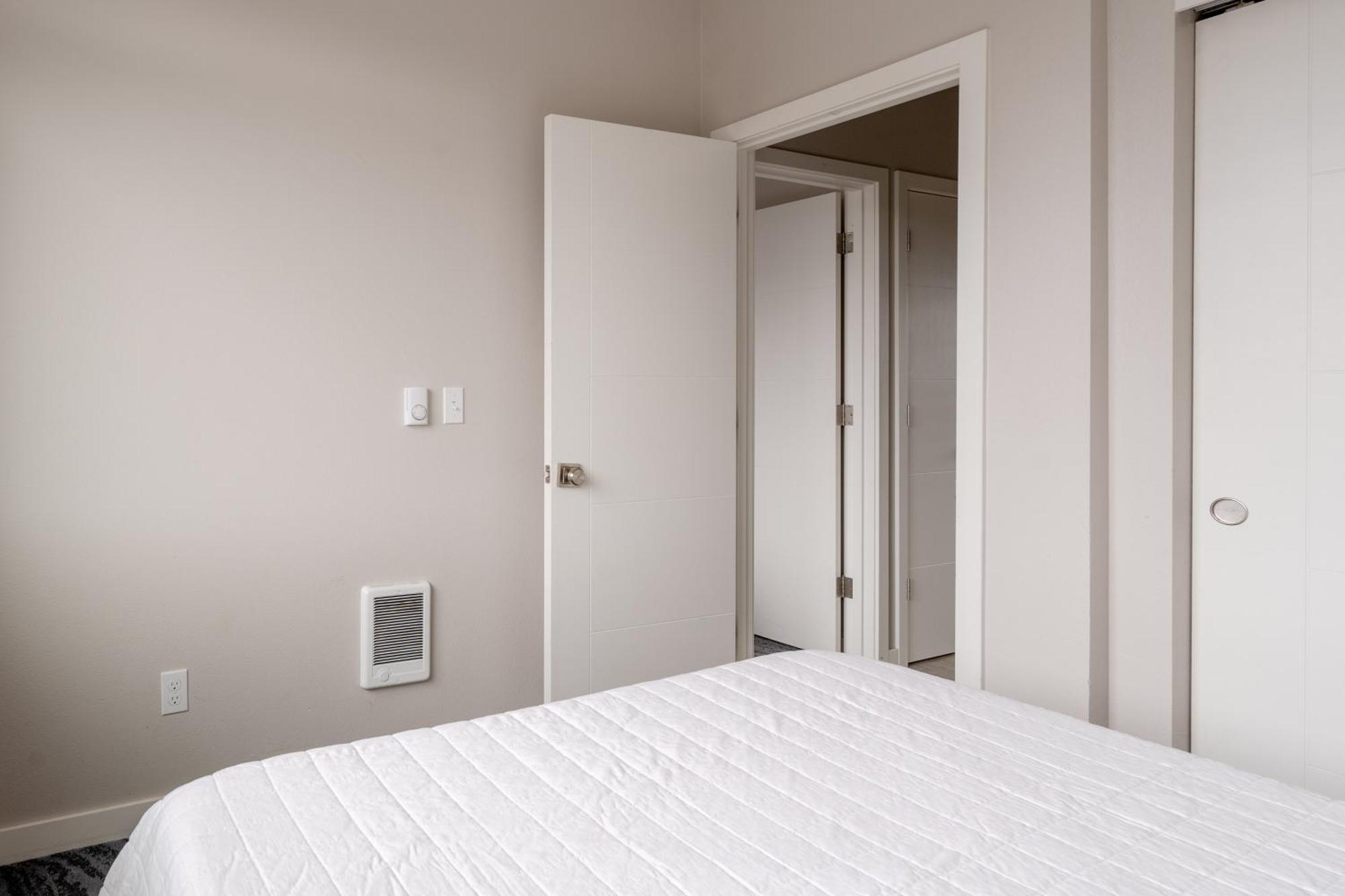 Holiday home Retro Modern 2-bedroom With 90 Walkscore *