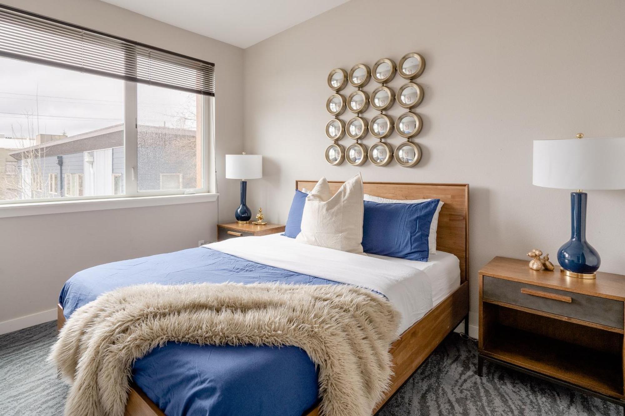Retro Modern 2-bedroom With 90 Walkscore *