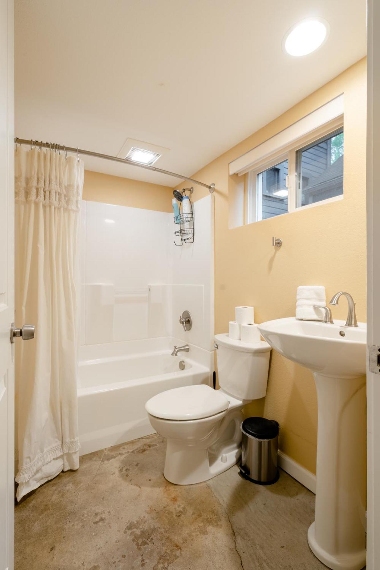 Holiday home Collection - Private Underground Getaway - 92 Walkscore *