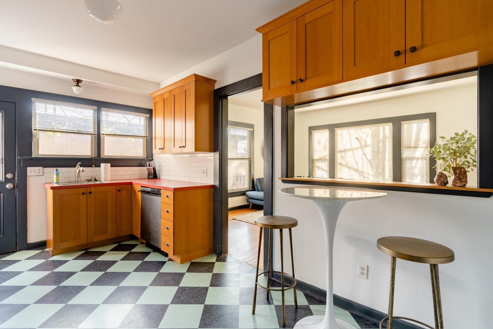 Holiday home - Perfectly Restored Craftsman - Eateries & Coffee *