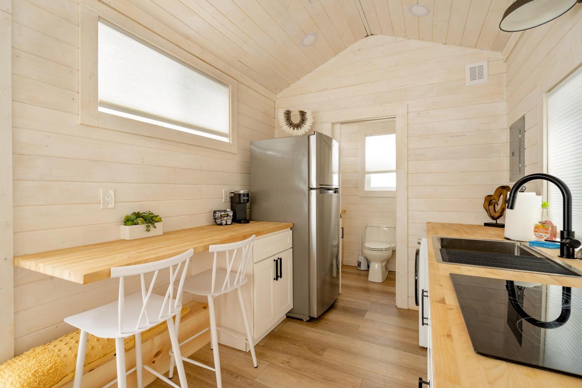 Apartment Collection - The Tiny Oasis Steps To Local Coffee & Restaurants *