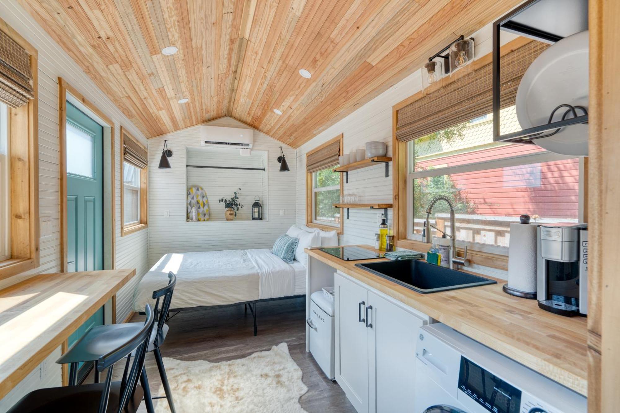 - Tiny - Walk To Local Shops & Restaurants Holiday home