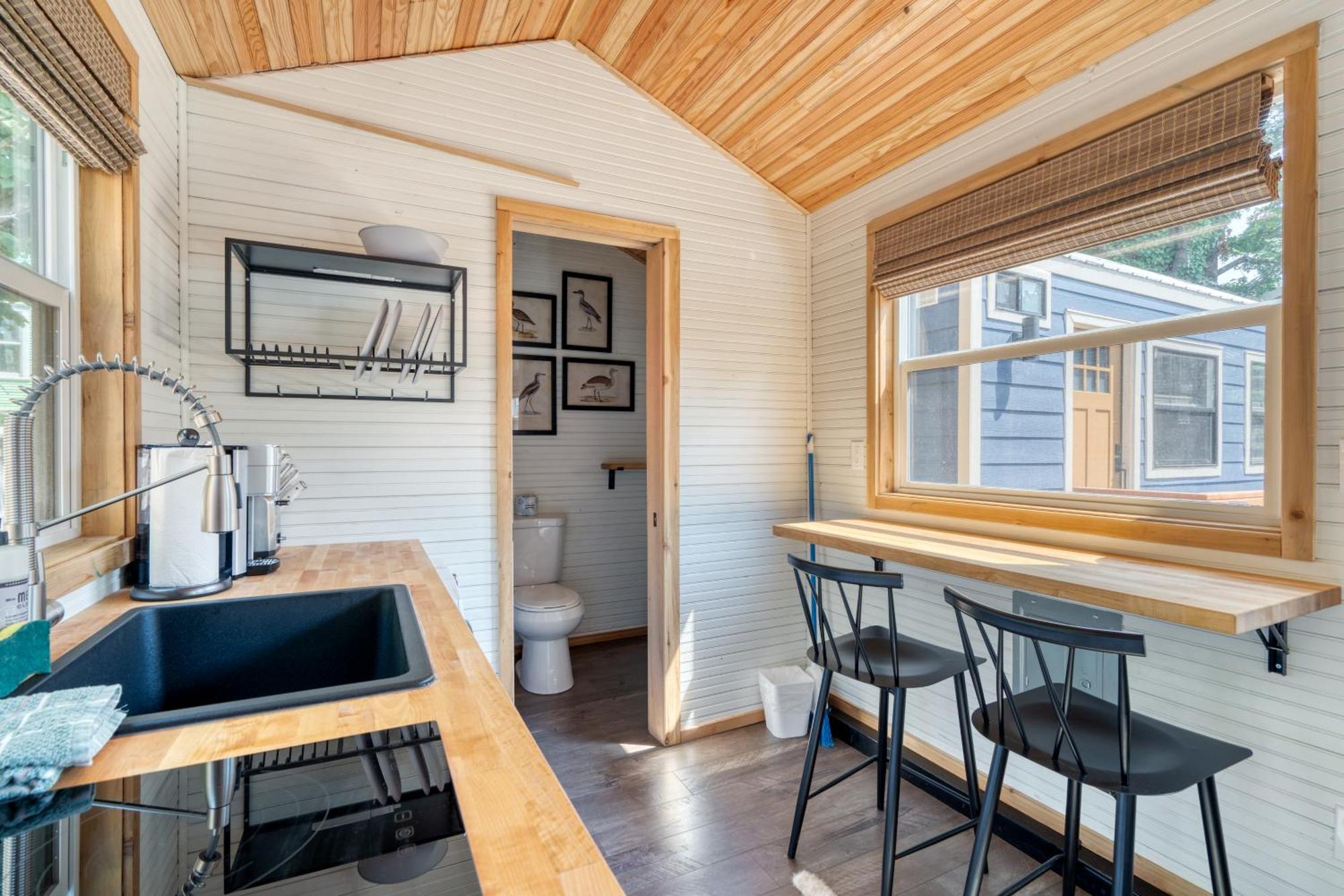 - Tiny - Walk To Local Shops & Restaurants Holiday home Portland