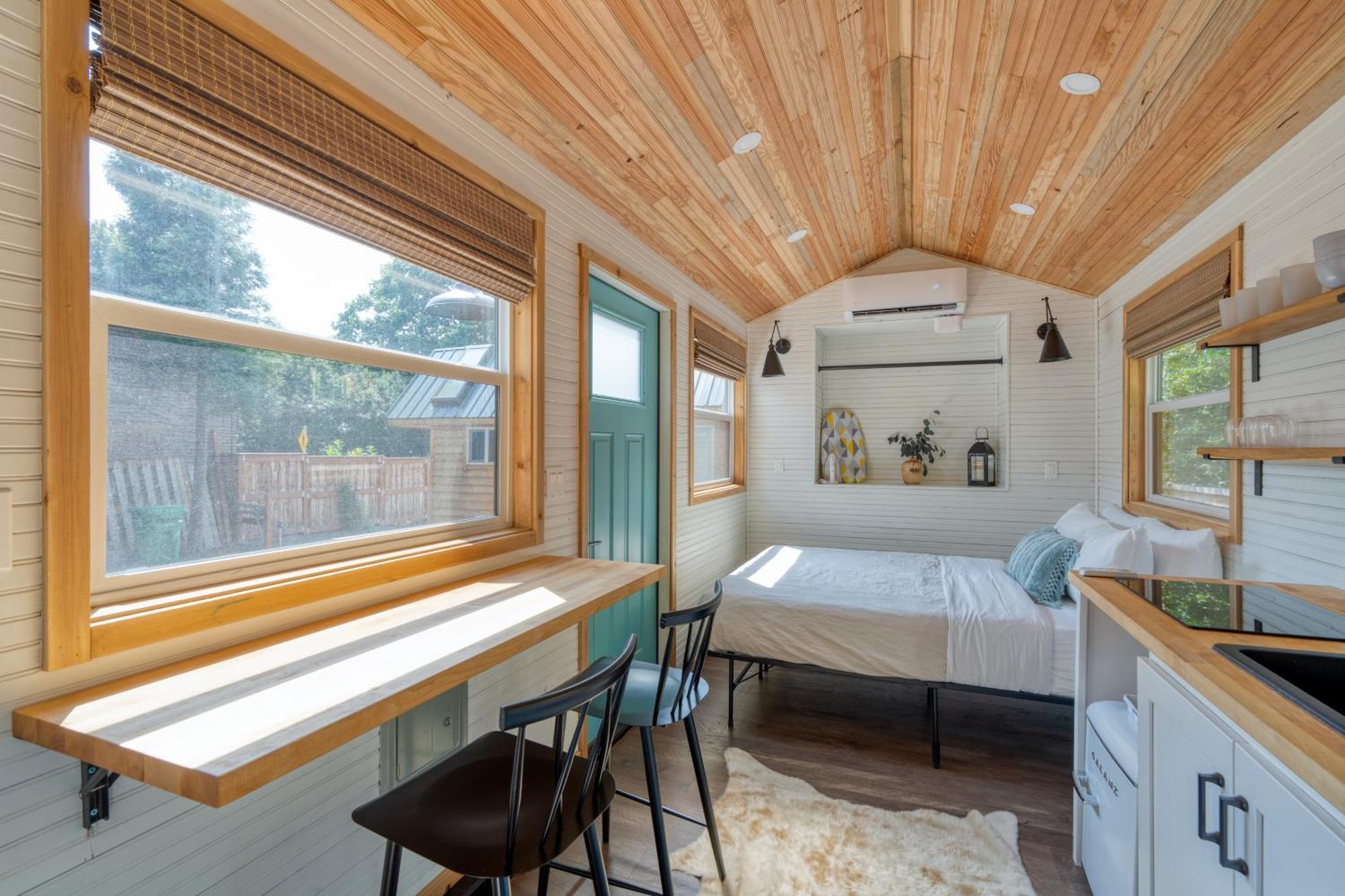 Holiday home - Tiny - Walk To Local Shops & Restaurants