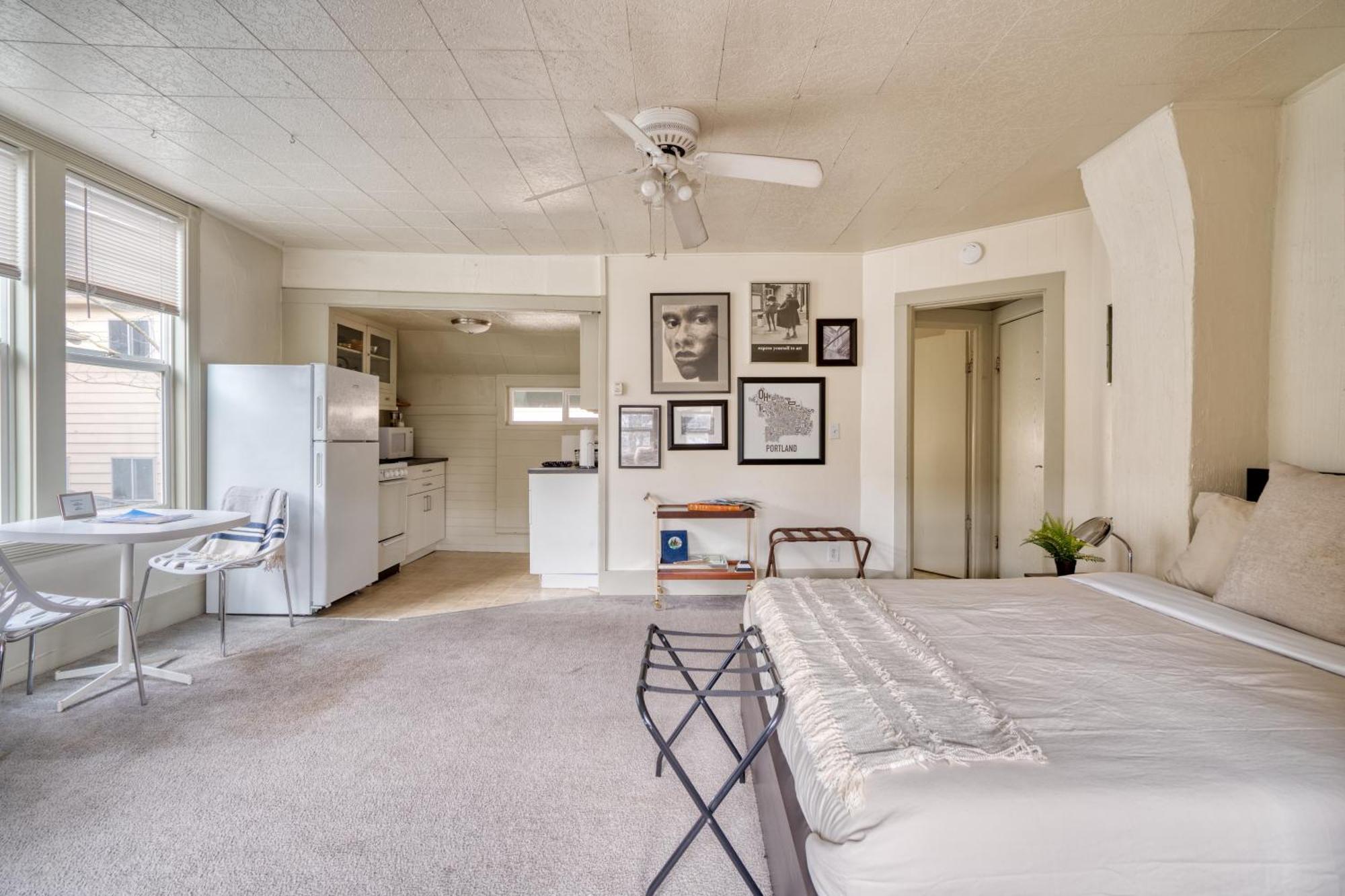 Apartment - Sun-filled Buckman Studio! Portland